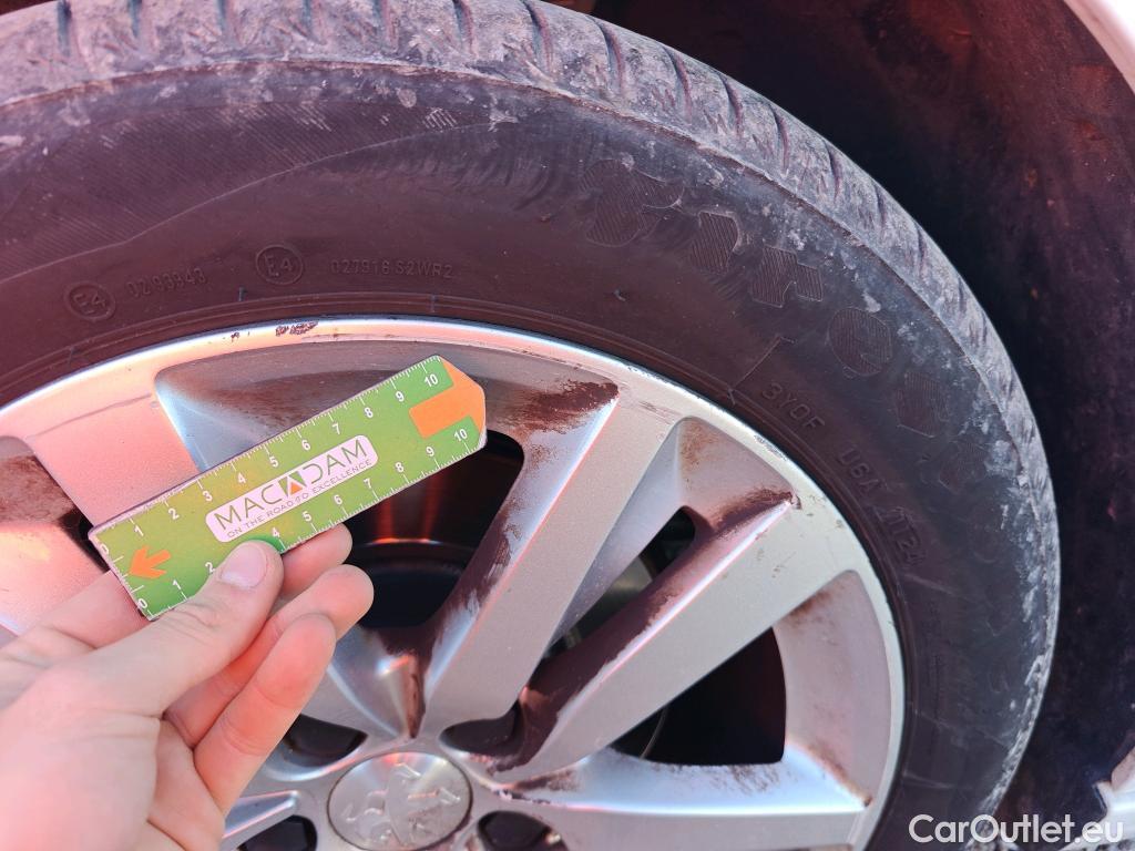  Peugeot  308 PEUGEOT  / 2017 / 5P / berlina con portón 5p Active Pack BlueHDi 130 S&S #27