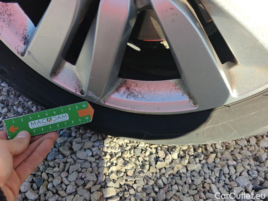  Peugeot  308 PEUGEOT  / 2017 / 5P / berlina con portón 5p Active Pack BlueHDi 130 S&S #39