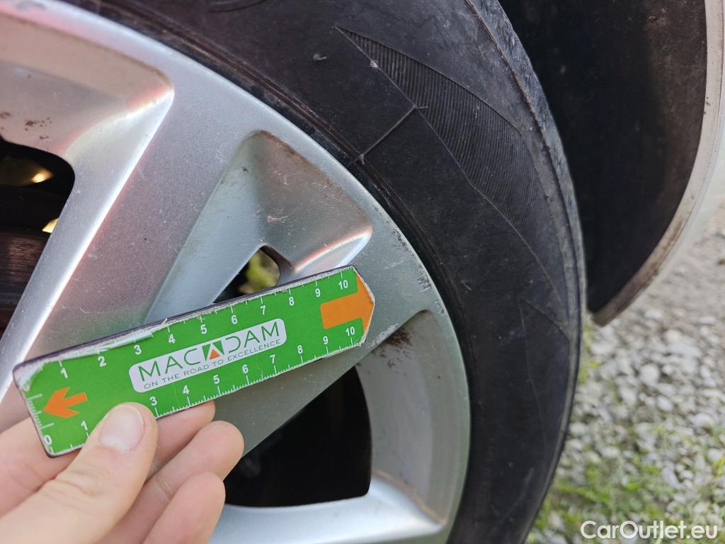  Peugeot  308 PEUGEOT  / 2017 / 5P / berlina con portón 5p Active Pack BlueHDi 130 S&S #44