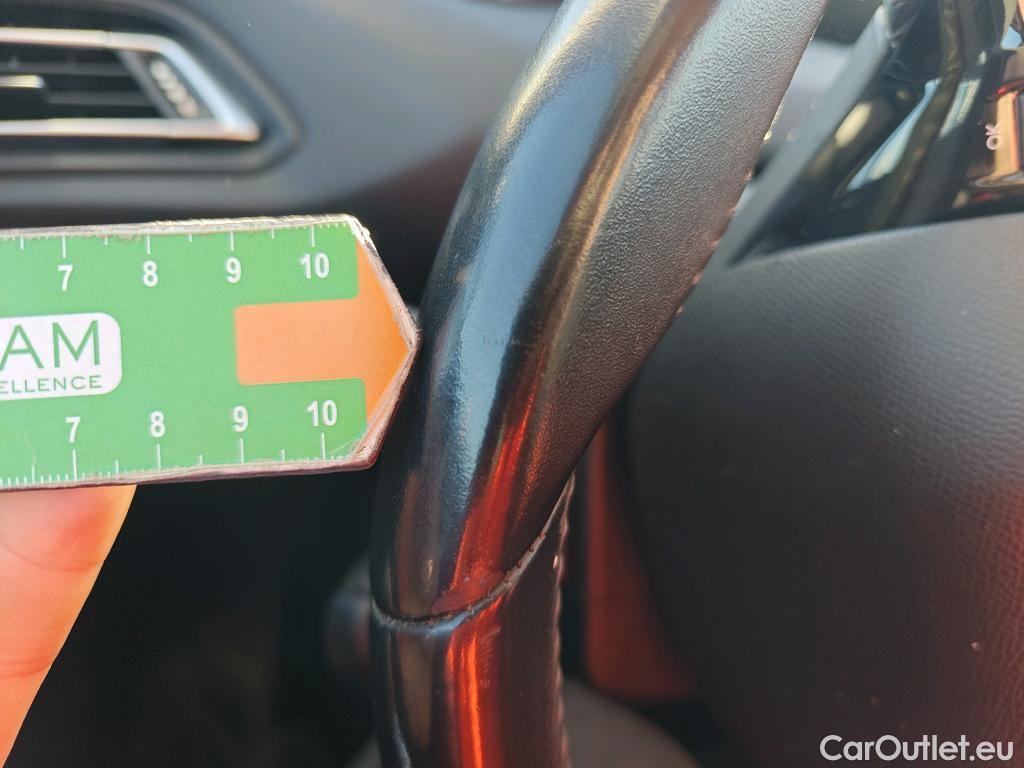  Peugeot  308 PEUGEOT  / 2017 / 5P / berlina con portón 5p Active Pack BlueHDi 130 S&S #52