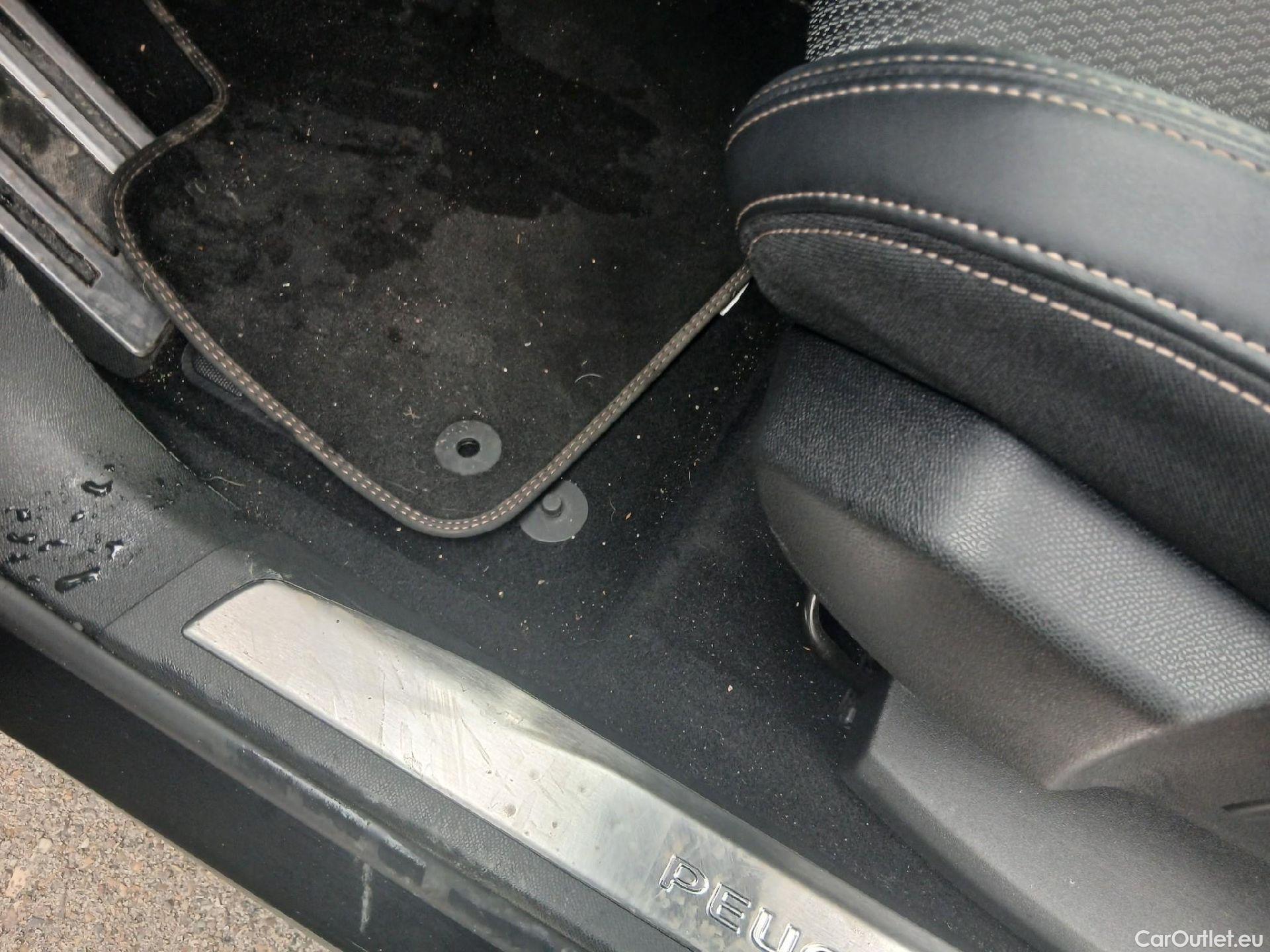  Peugeot  5008 PEUGEOT  / 2020 / 5P / todoterreno 1.5 BlueHDi 96kW S&S GT EAT8 #2