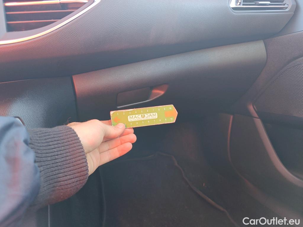  Peugeot  308 PEUGEOT  / 2017 / 5P / berlina con portón 5p Active Pack BlueHDi 130 S&S #46