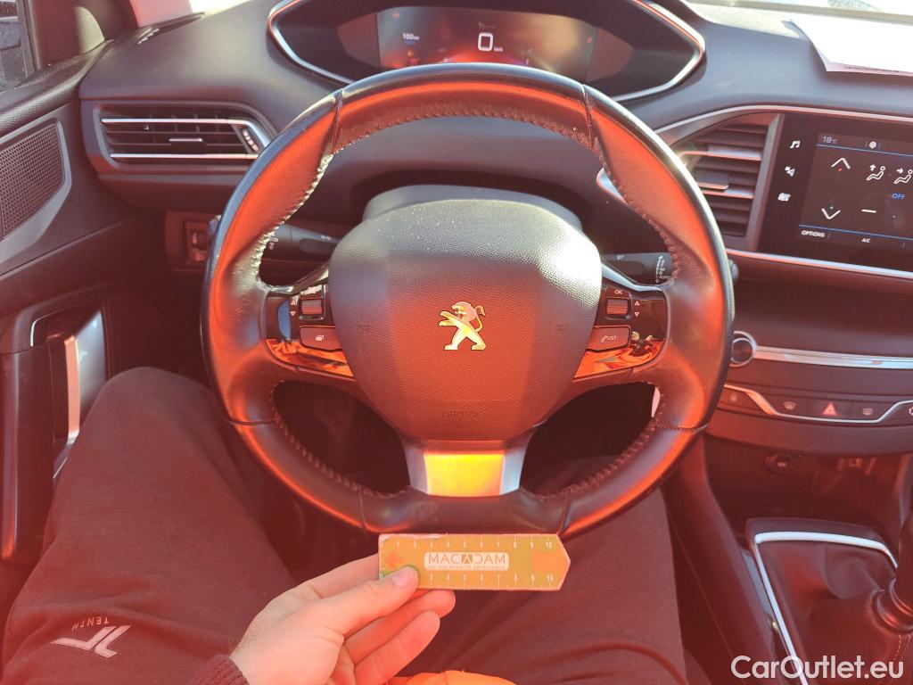  Peugeot  308 PEUGEOT  / 2017 / 5P / berlina con portón 5p Active Pack BlueHDi 130 S&S #49