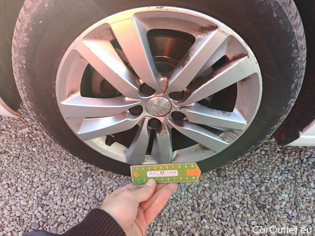  Peugeot  308 PEUGEOT  / 2017 / 5P / berlina con portón 5p Active Pack BlueHDi 130 S&S #25