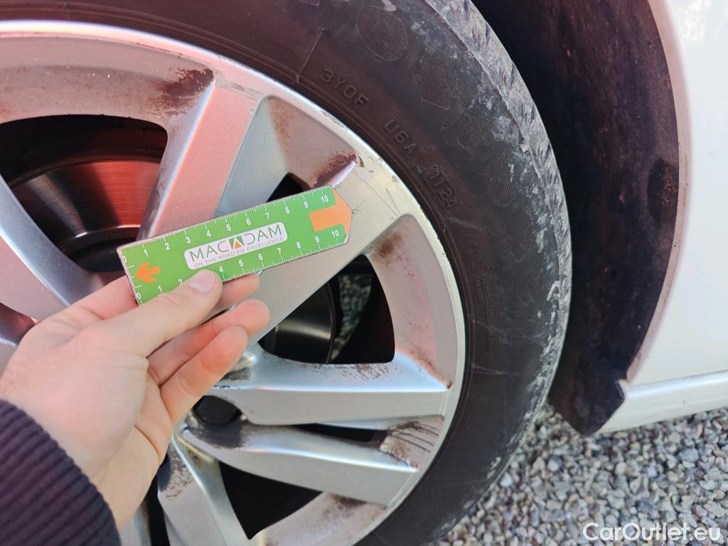  Peugeot  308 PEUGEOT  / 2017 / 5P / berlina con portón 5p Active Pack BlueHDi 130 S&S #28