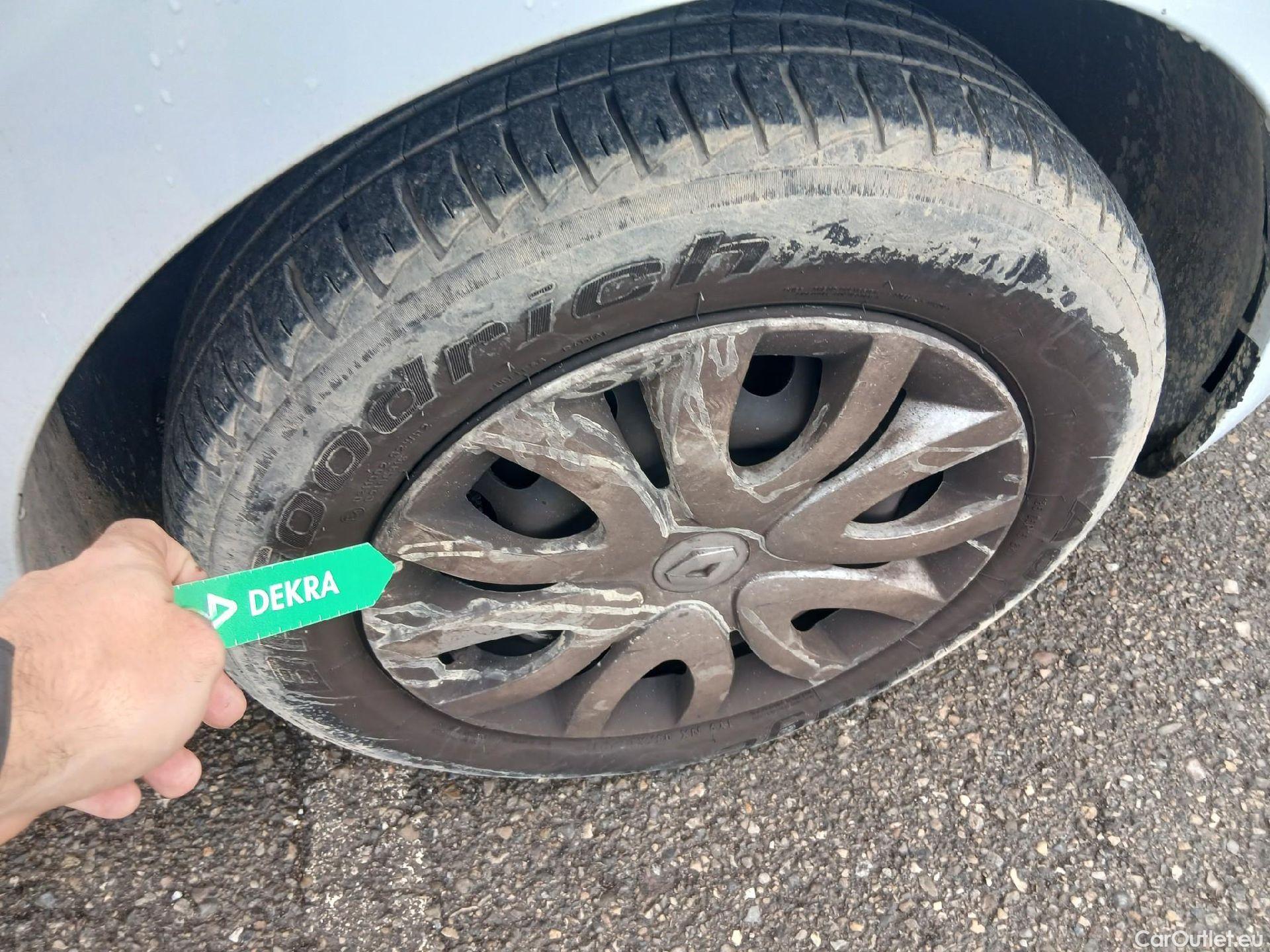  Renault  Clio RENAULT  / 2016 / 5P / berlina con portón Business TCe 66kW (90CV) GLP -18 #42