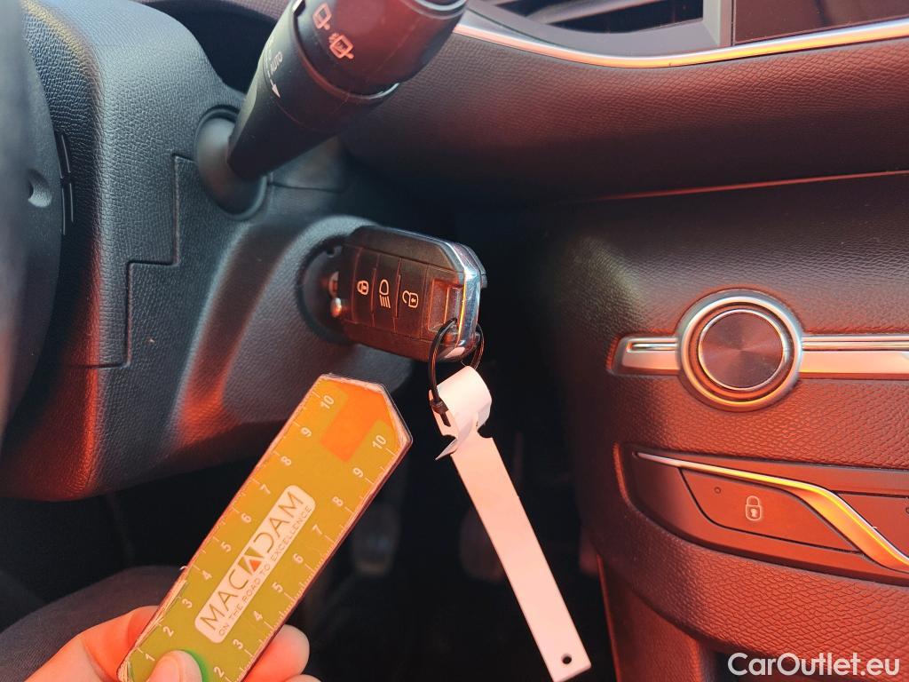  Peugeot  308 PEUGEOT  / 2017 / 5P / berlina con portón 5p Active Pack BlueHDi 130 S&S #1