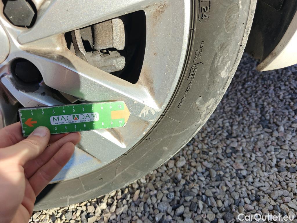  Peugeot  308 PEUGEOT  / 2017 / 5P / berlina con portón 5p Active Pack BlueHDi 130 S&S #40