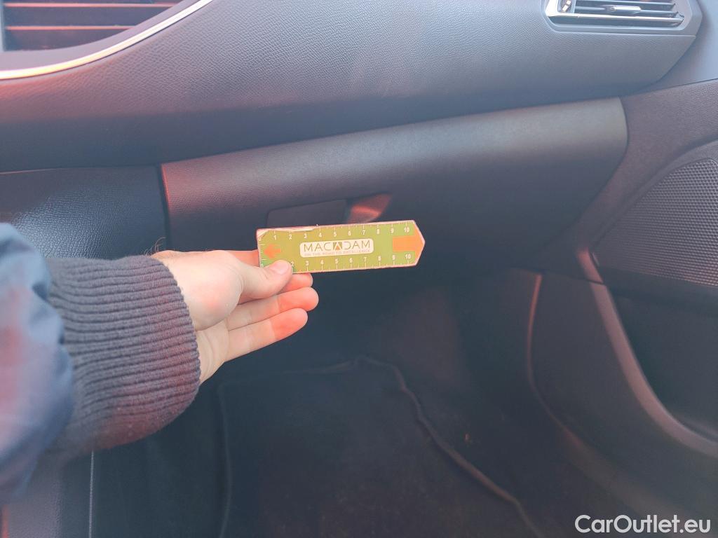  Peugeot  308 PEUGEOT  / 2017 / 5P / berlina con portón 5p Active Pack BlueHDi 130 S&S #45