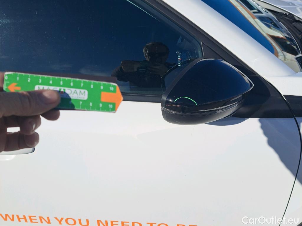  Peugeot  2008 PEUGEOT  / 2019 / 5P / todoterreno Allure BlueHDI 81kW (110CV) #13