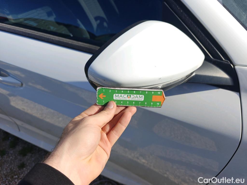  Peugeot  208 PEUGEOT  / 2019 / 5P / berlina con portón PureTech 73kW (100CV) EAT8 Active #29