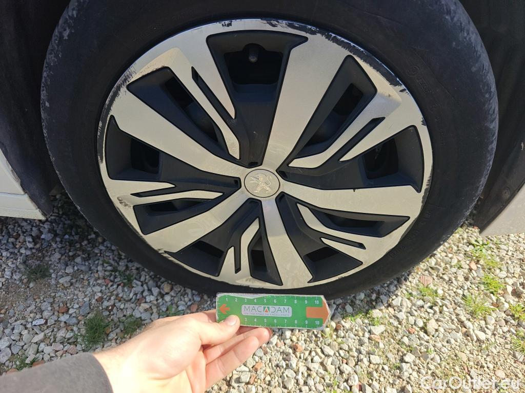  Peugeot  208 PEUGEOT  / 2019 / 5P / berlina con portón PureTech 73kW (100CV) EAT8 Active #20