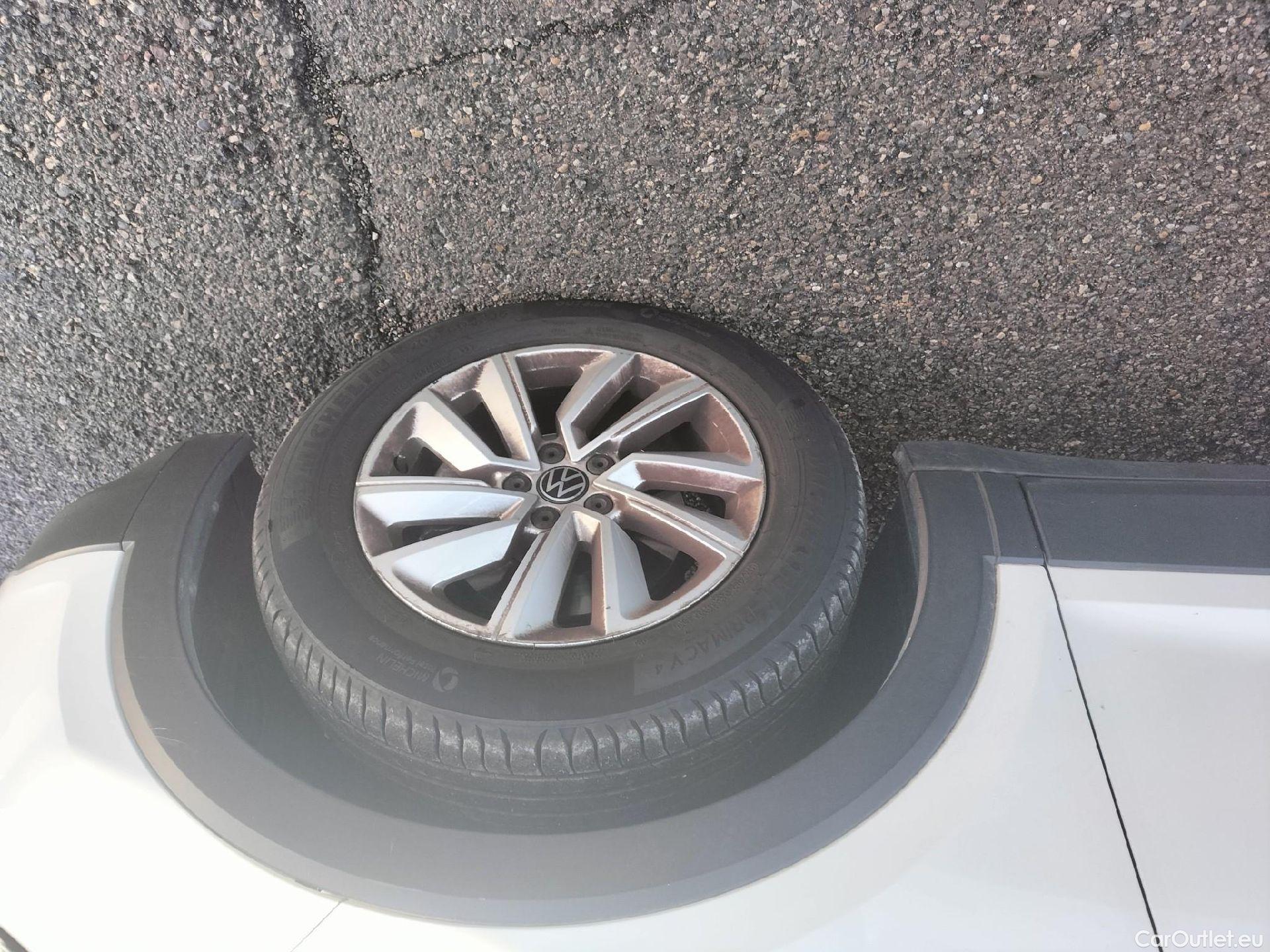  Volkswagen  T-CROSS VOLKSWAGEN  / 2018 / 5P / todoterreno Advance 1.0 TSI 81kW (110CV) DSG (AC3) #35