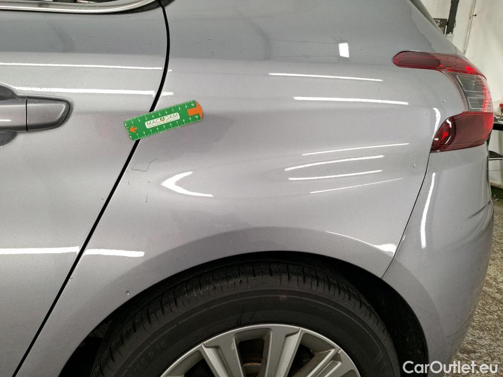  Peugeot  308 PEUGEOT  / 2017 / 5P / Berline Puretech 130 S&S EAT8 Allure #3