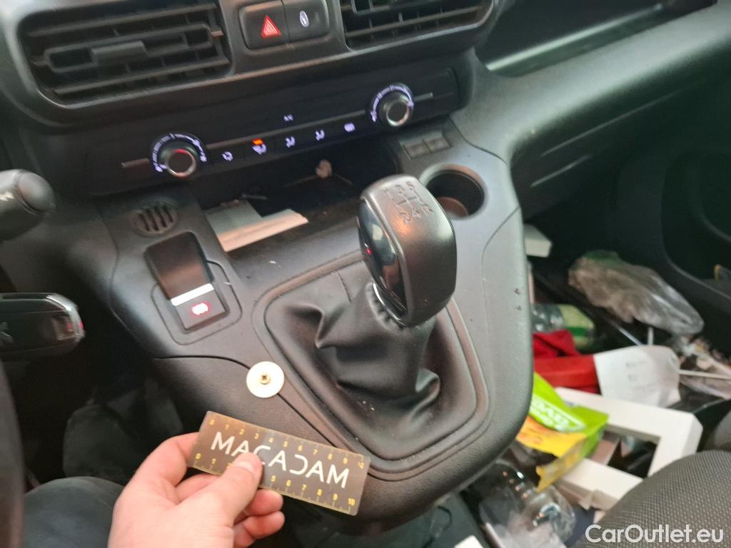  Peugeot  Partner PEUGEOT  / 2018 / 4P / Fourgonnette BHDI 100 S&S 100 S&S 1000KG STD ASPHALT #35