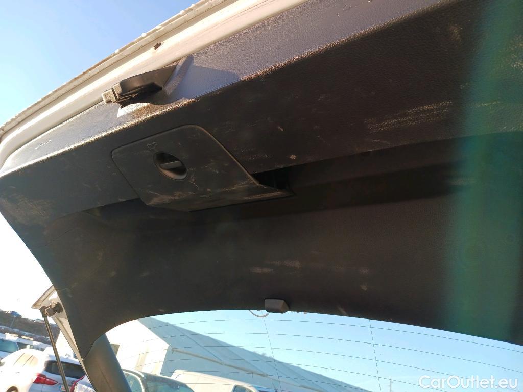  Volkswagen  Golf  VOLKSWAGEN / 2016 / 5P / berlina con portón Last Edition 1.6 TDI 85kW (115CV) #10