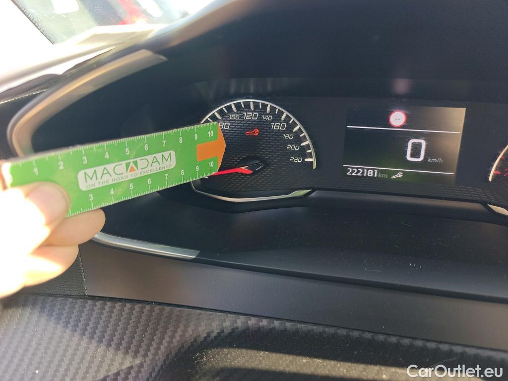  Peugeot  2008 PEUGEOT  / 2019 / 5P / todoterreno Allure BlueHDI 81kW (110CV) #31