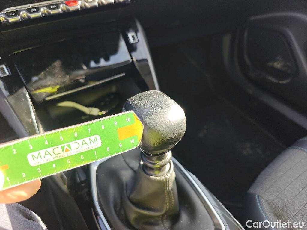  Peugeot  2008 PEUGEOT  / 2019 / 5P / todoterreno Allure BlueHDI 81kW (110CV) #19