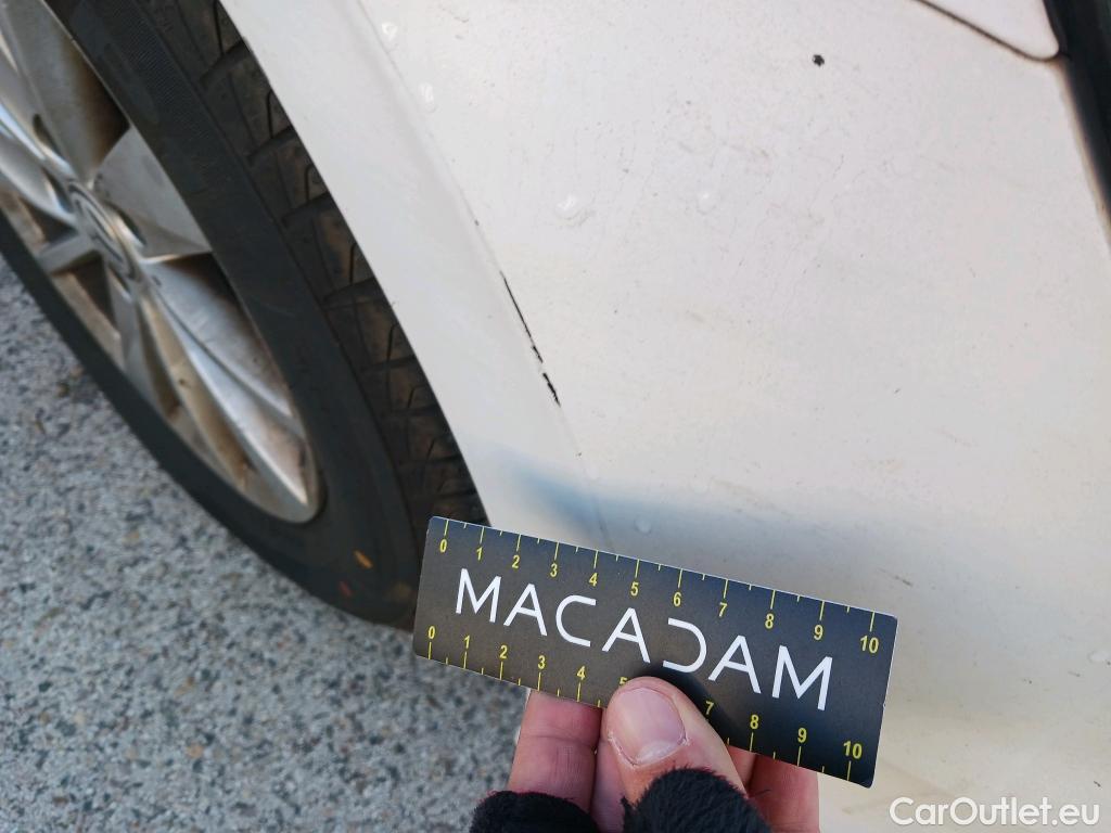  Volkswagen  Golf  VOLKSWAGEN / 2016 / 5P / berlina con portón Last Edition 1.6 TDI 85kW (115CV) #14