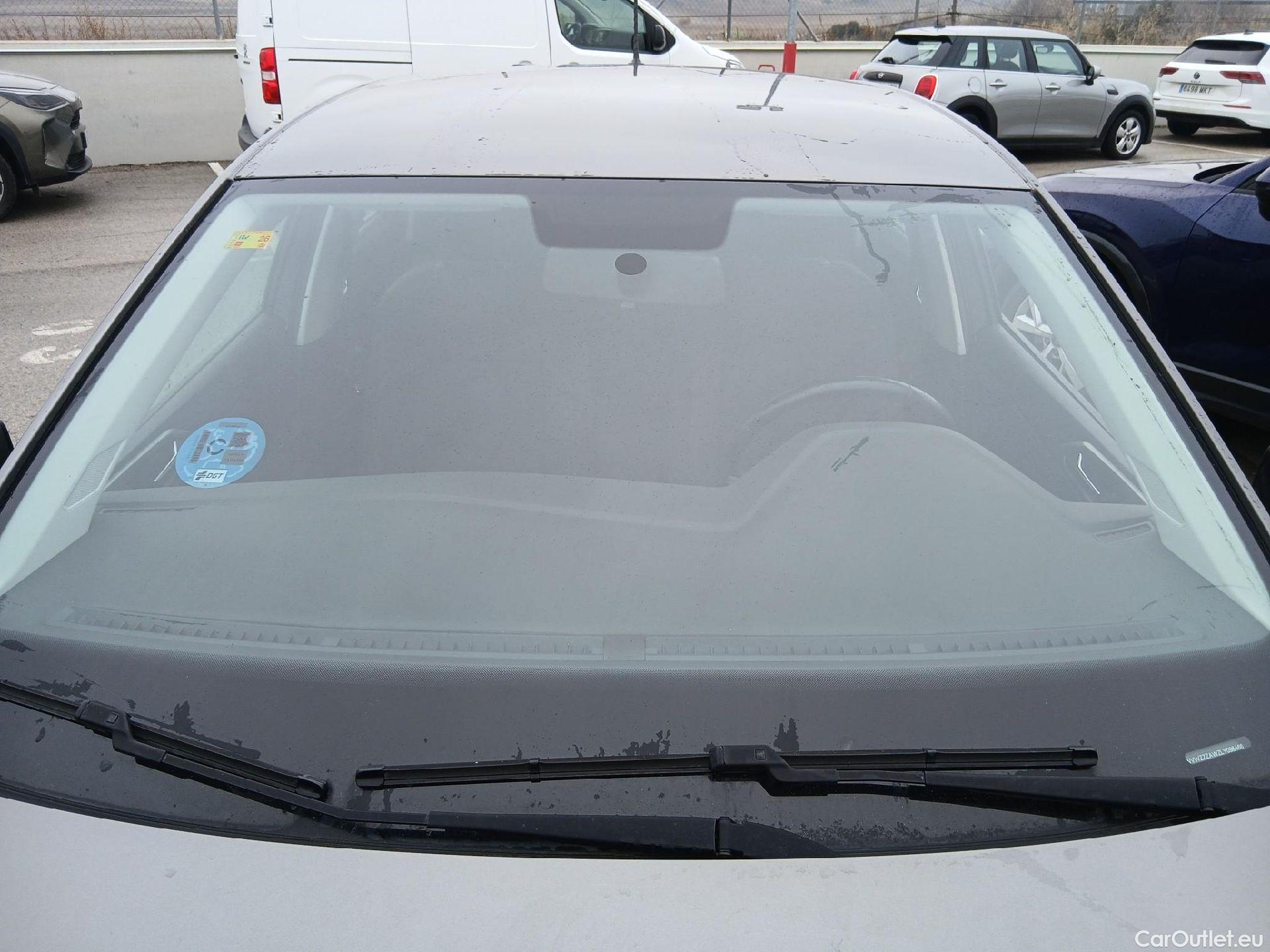  Volkswagen  Polo VOLKSWAGEN  / 2017 / 5P / berlina con portón Advance 1.0 TSI 70kW (95CV) #3