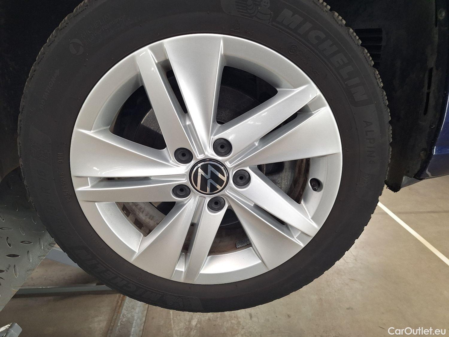  Volkswagen  Golf  VW, VIII '20, Volkswagen VIII 1.0 eTSI 81kW Life 5d #3