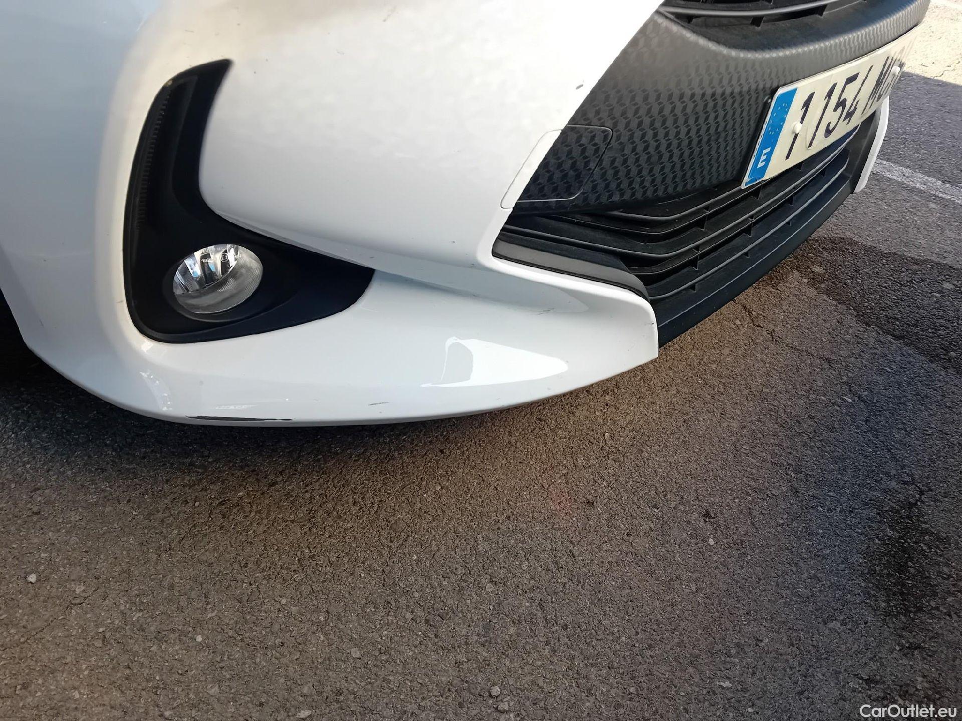  Toyota  Yaris TOYOTA  / 2020 / 5P / berlina con portón 1.5 120H Business Plus #3