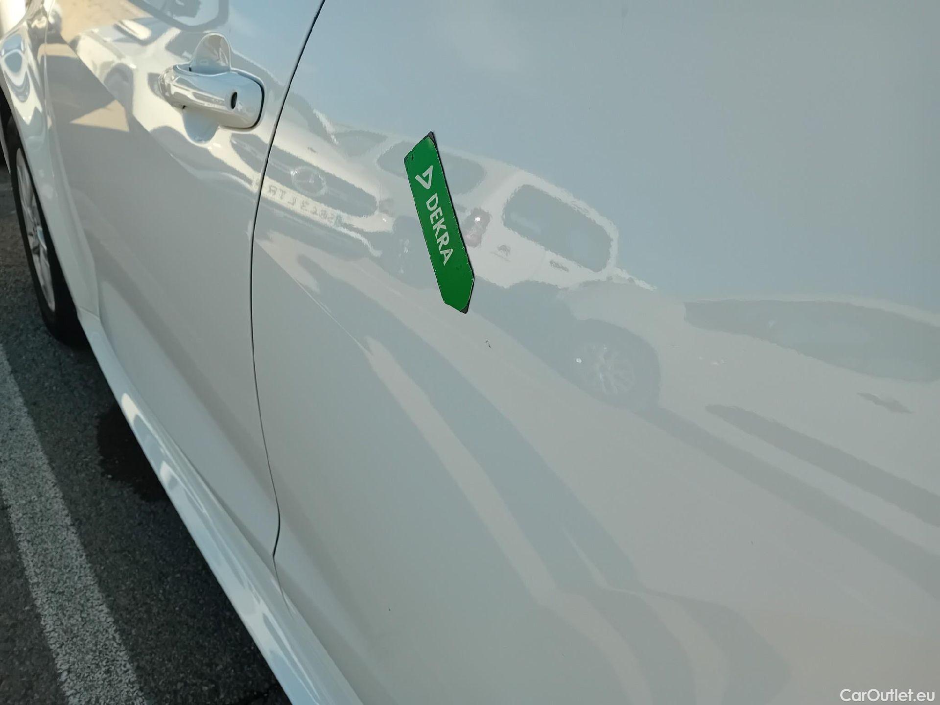  Toyota  Yaris TOYOTA  / 2020 / 5P / berlina con portón 1.5 120H Business Plus #8