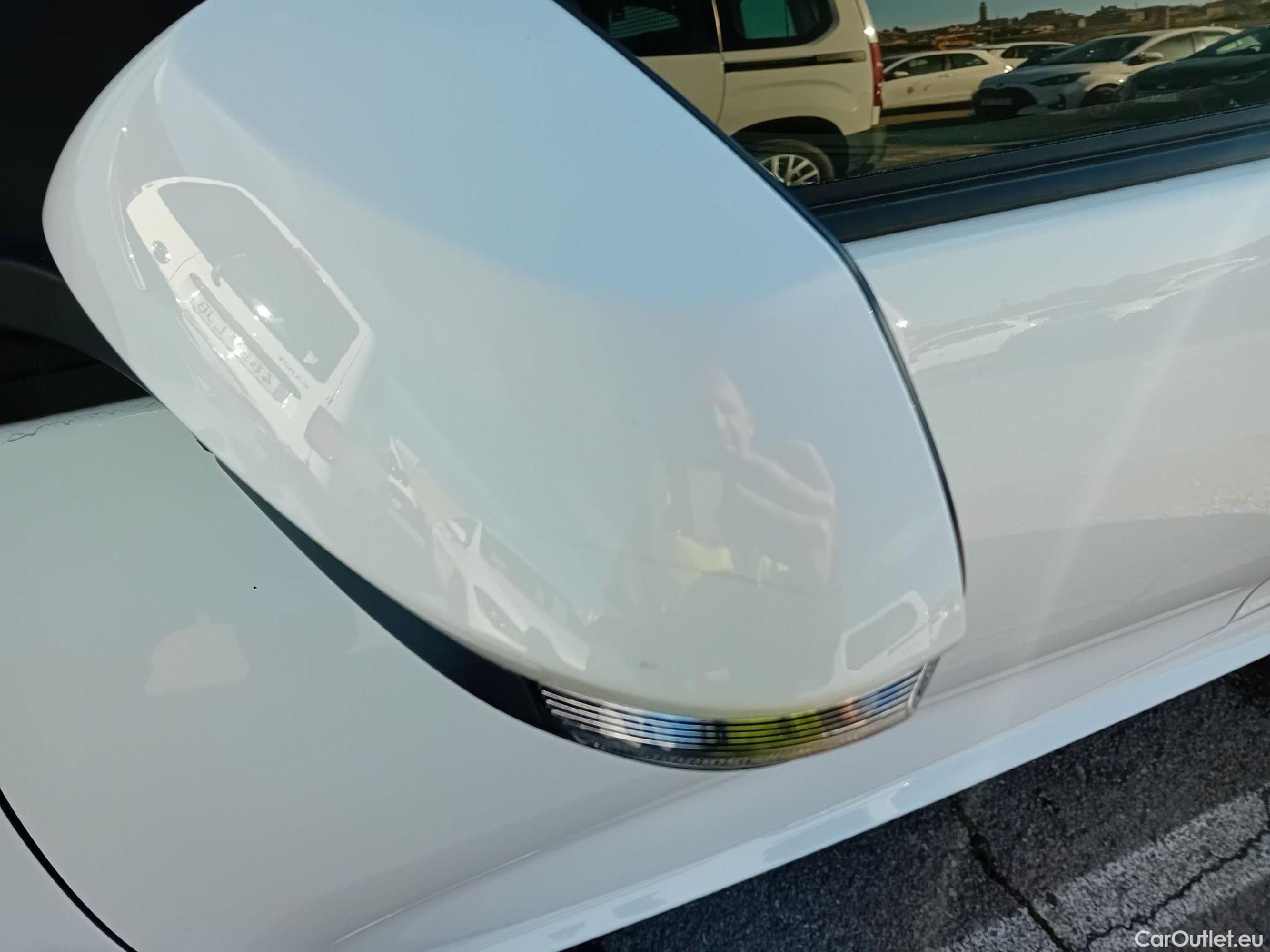  Toyota  Yaris TOYOTA  / 2020 / 5P / berlina con portón 1.5 120H Business Plus #5