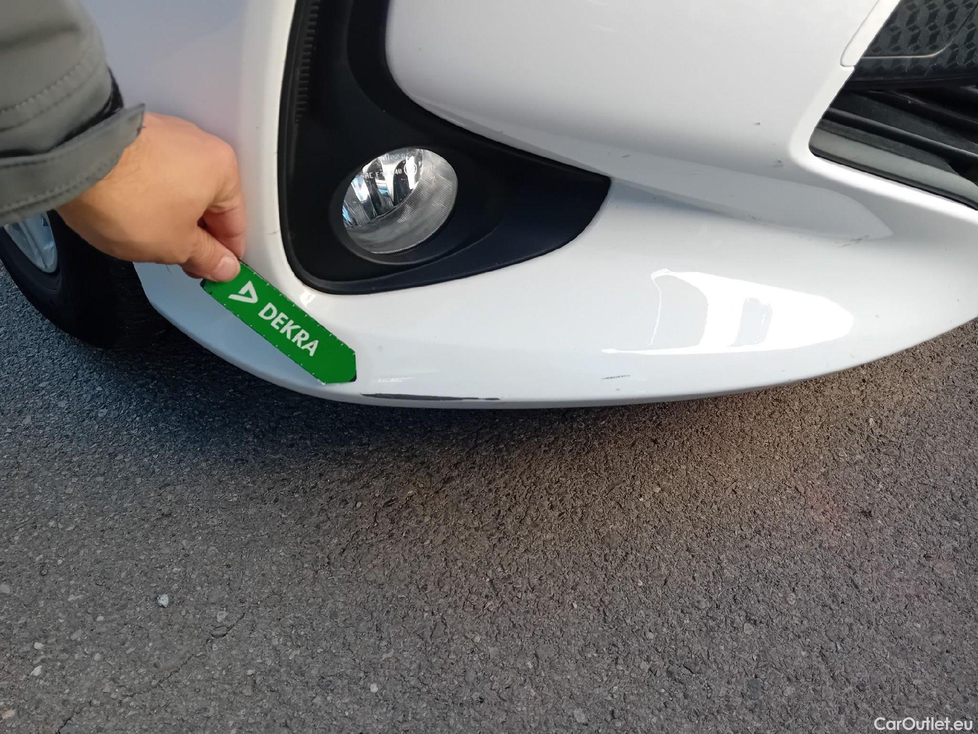  Toyota  Yaris TOYOTA  / 2020 / 5P / berlina con portón 1.5 120H Business Plus #4