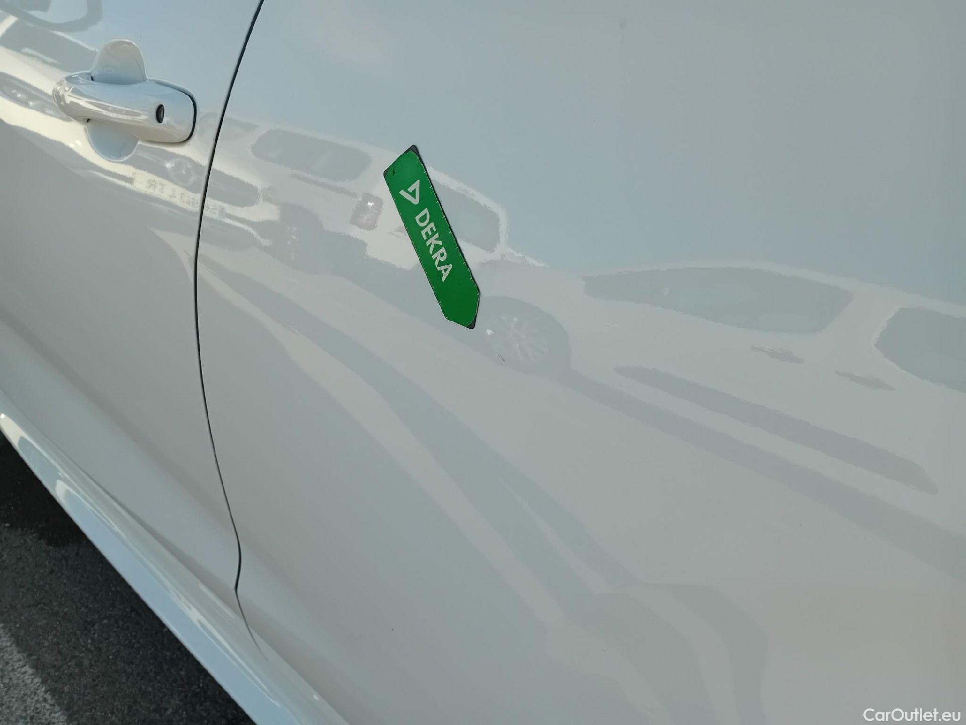  Toyota  Yaris TOYOTA  / 2020 / 5P / berlina con portón 1.5 120H Business Plus #7