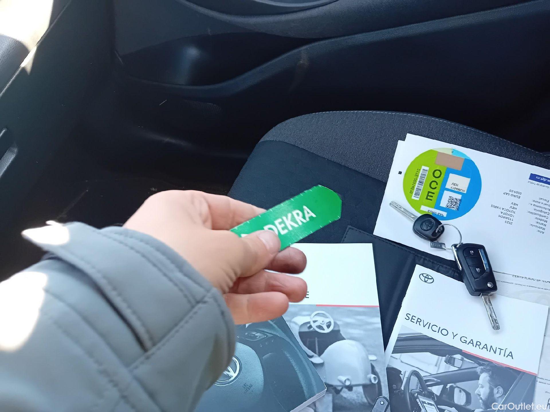  Toyota  Yaris TOYOTA  / 2020 / 5P / berlina con portón 1.5 120H Business Plus #17