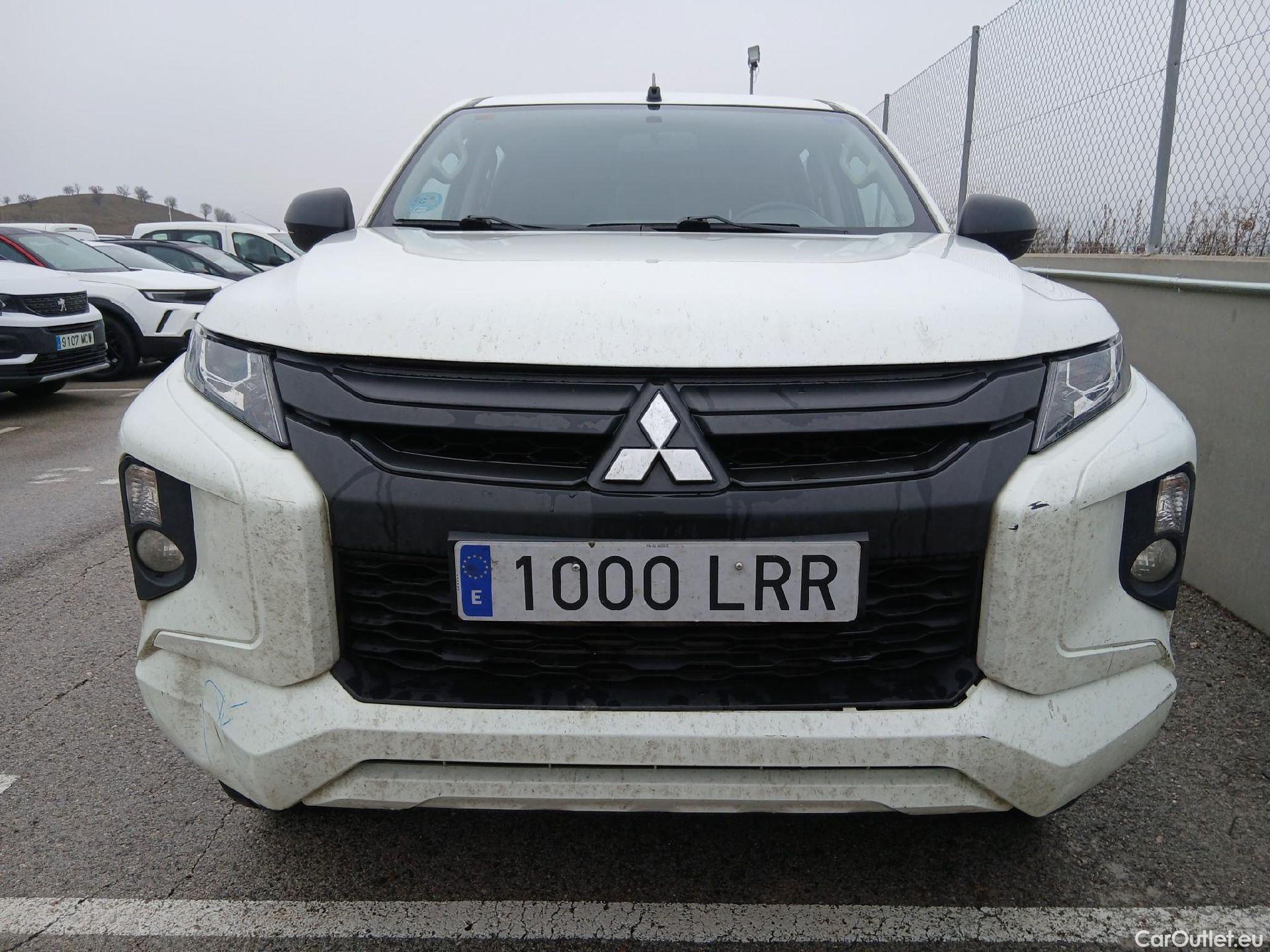  Mitsubishi  L200 MITSUBISHI  / 2019 / 4P / pickup doble cabina D/C 220 DI-D M-Pro #3