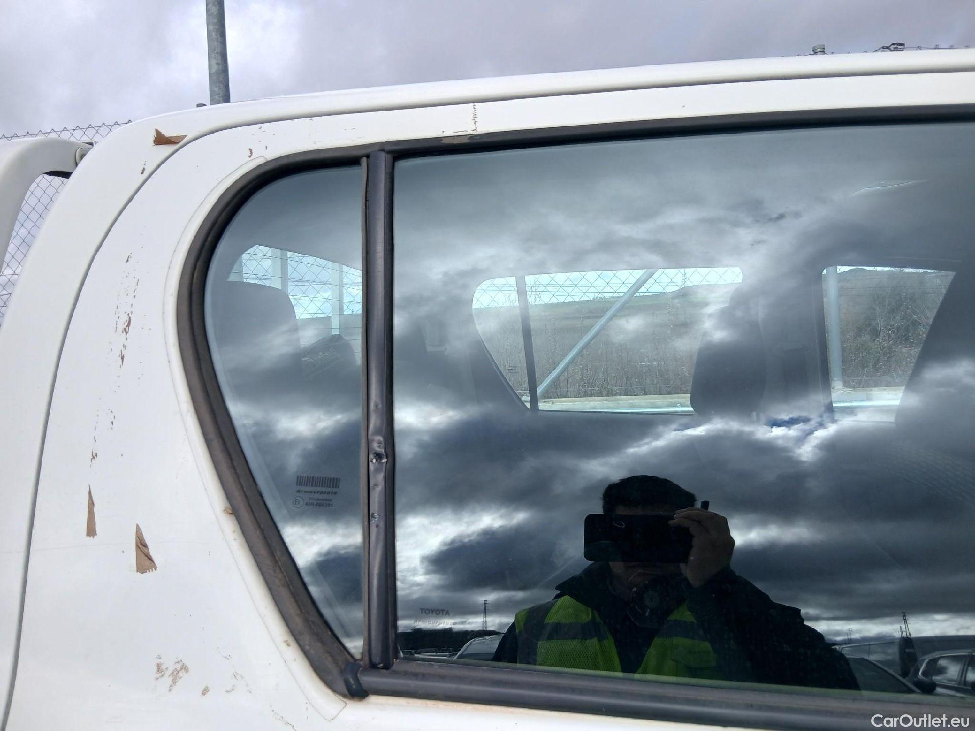  Toyota  Hilux TOYOTA  / 2016 / 4P / pickup 2.4 D-4D Cabina Doble GX #31