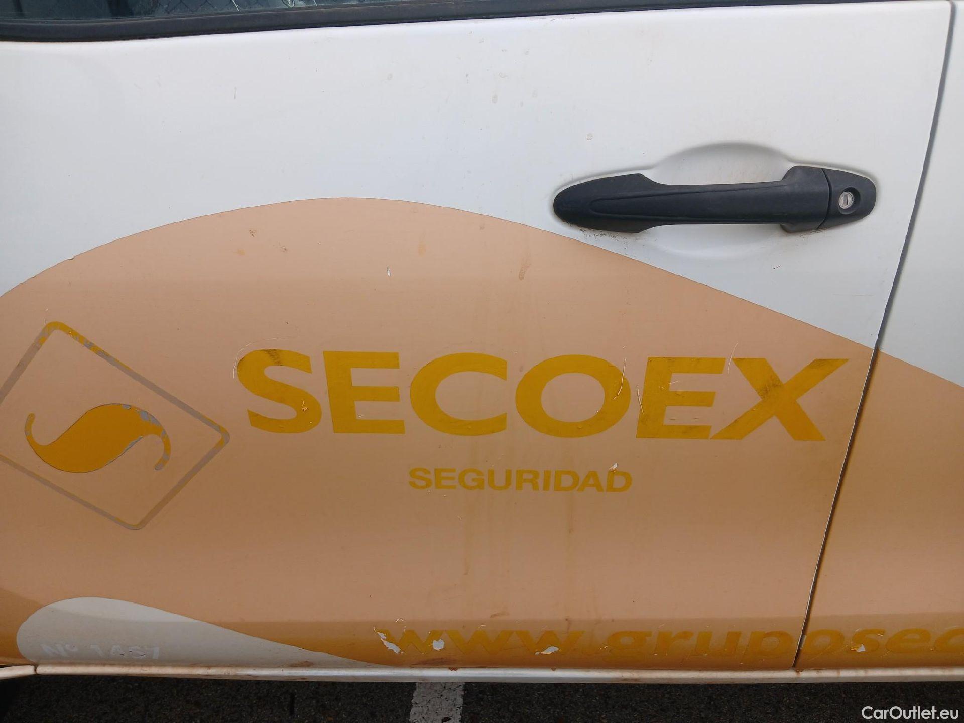  Toyota  Hilux TOYOTA  / 2016 / 4P / pickup 2.4 D-4D Cabina Doble GX #16