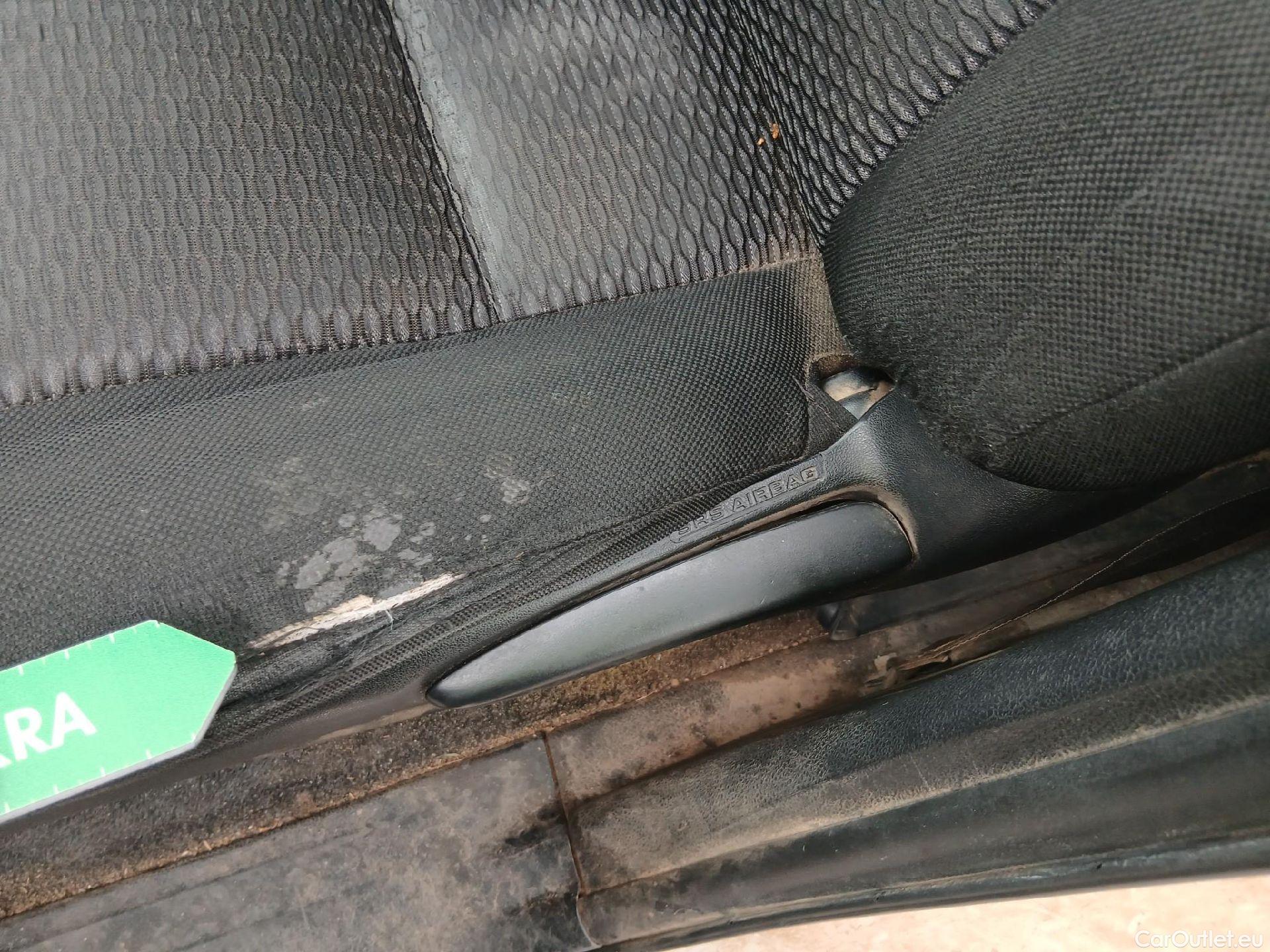  Toyota  Hilux TOYOTA  / 2016 / 4P / pickup 2.4 D-4D Cabina Doble GX #3