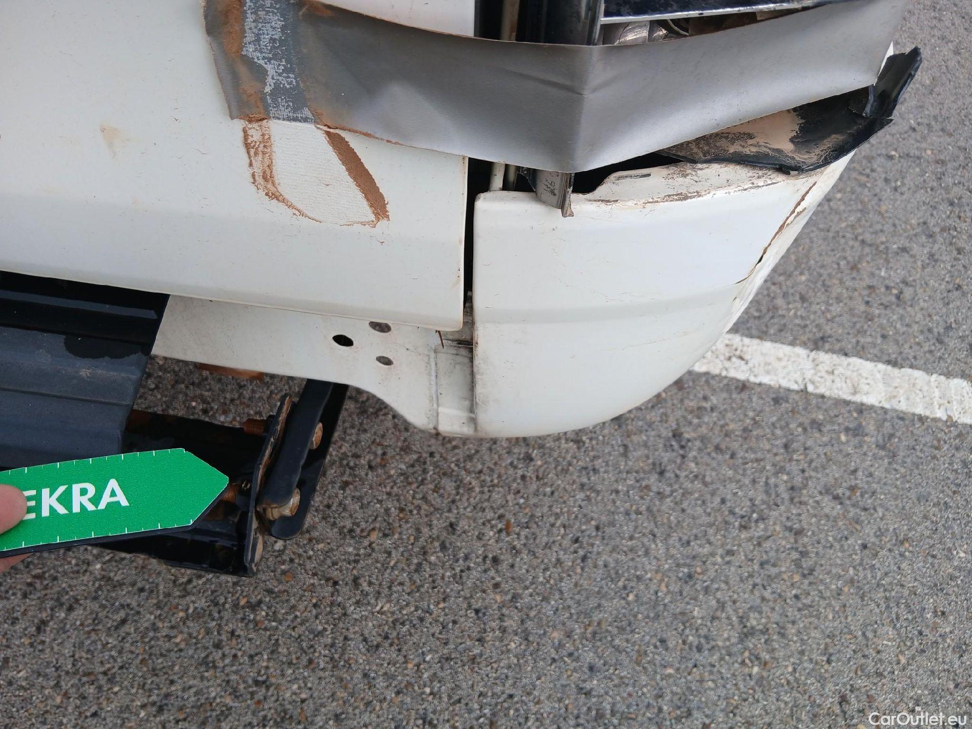  Toyota  Hilux TOYOTA  / 2016 / 4P / pickup 2.4 D-4D Cabina Doble GX #24