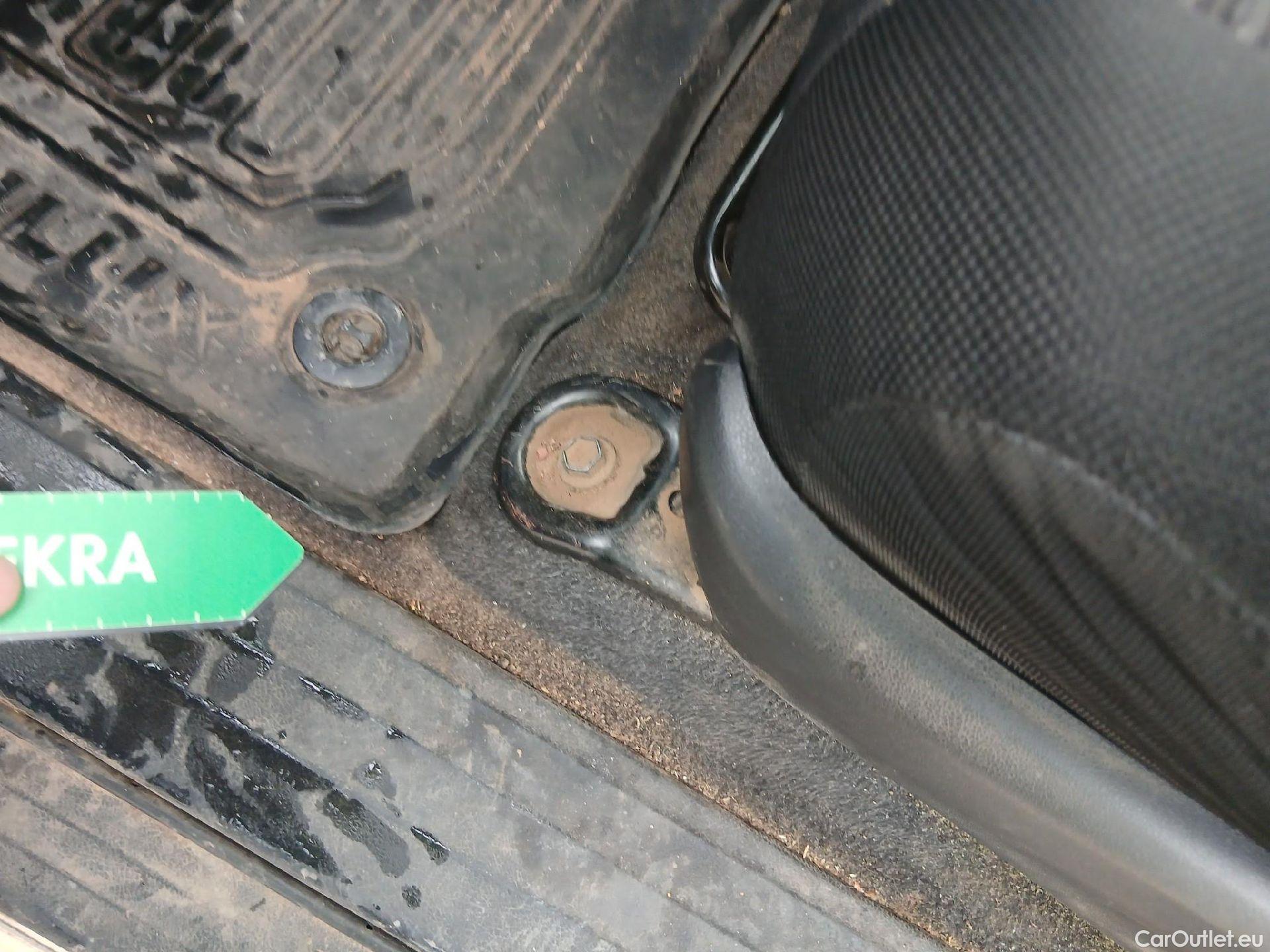  Toyota  Hilux TOYOTA  / 2016 / 4P / pickup 2.4 D-4D Cabina Doble GX #4