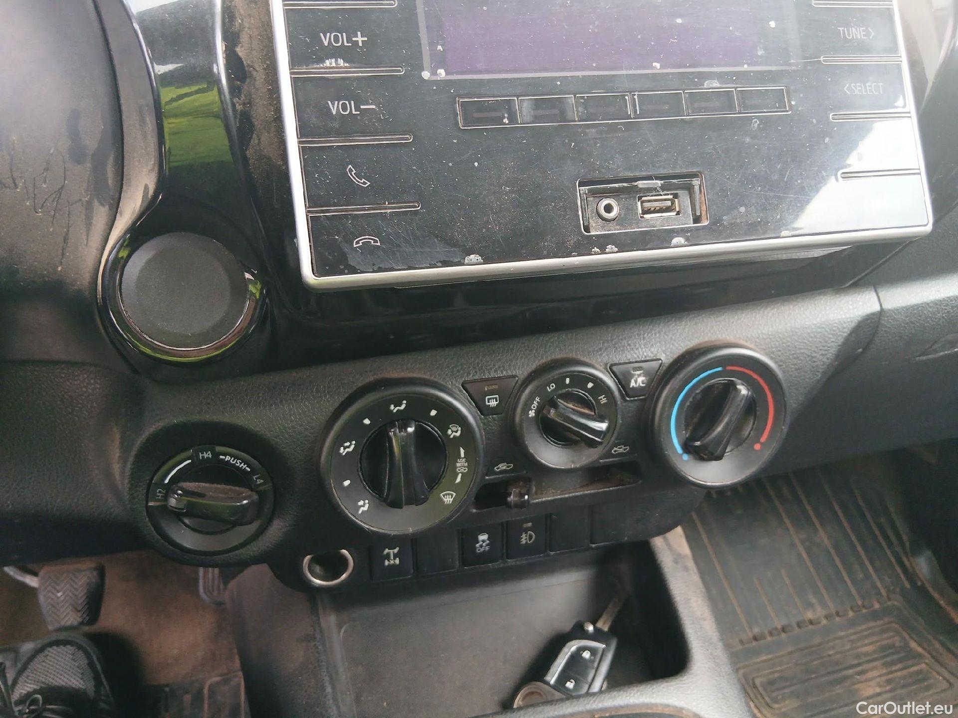  Toyota  Hilux TOYOTA  / 2016 / 4P / pickup 2.4 D-4D Cabina Doble GX #36