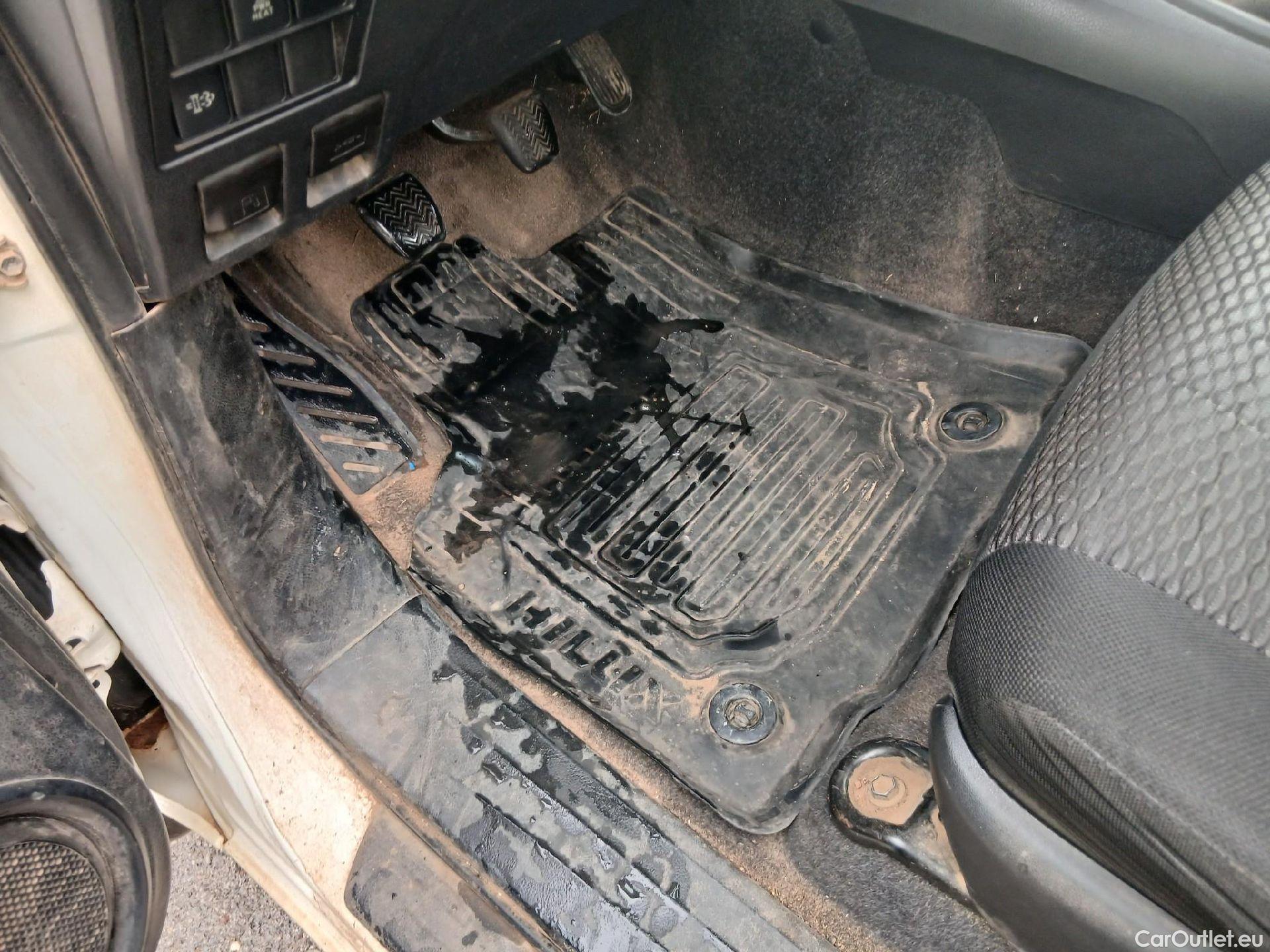  Toyota  Hilux TOYOTA  / 2016 / 4P / pickup 2.4 D-4D Cabina Doble GX #5