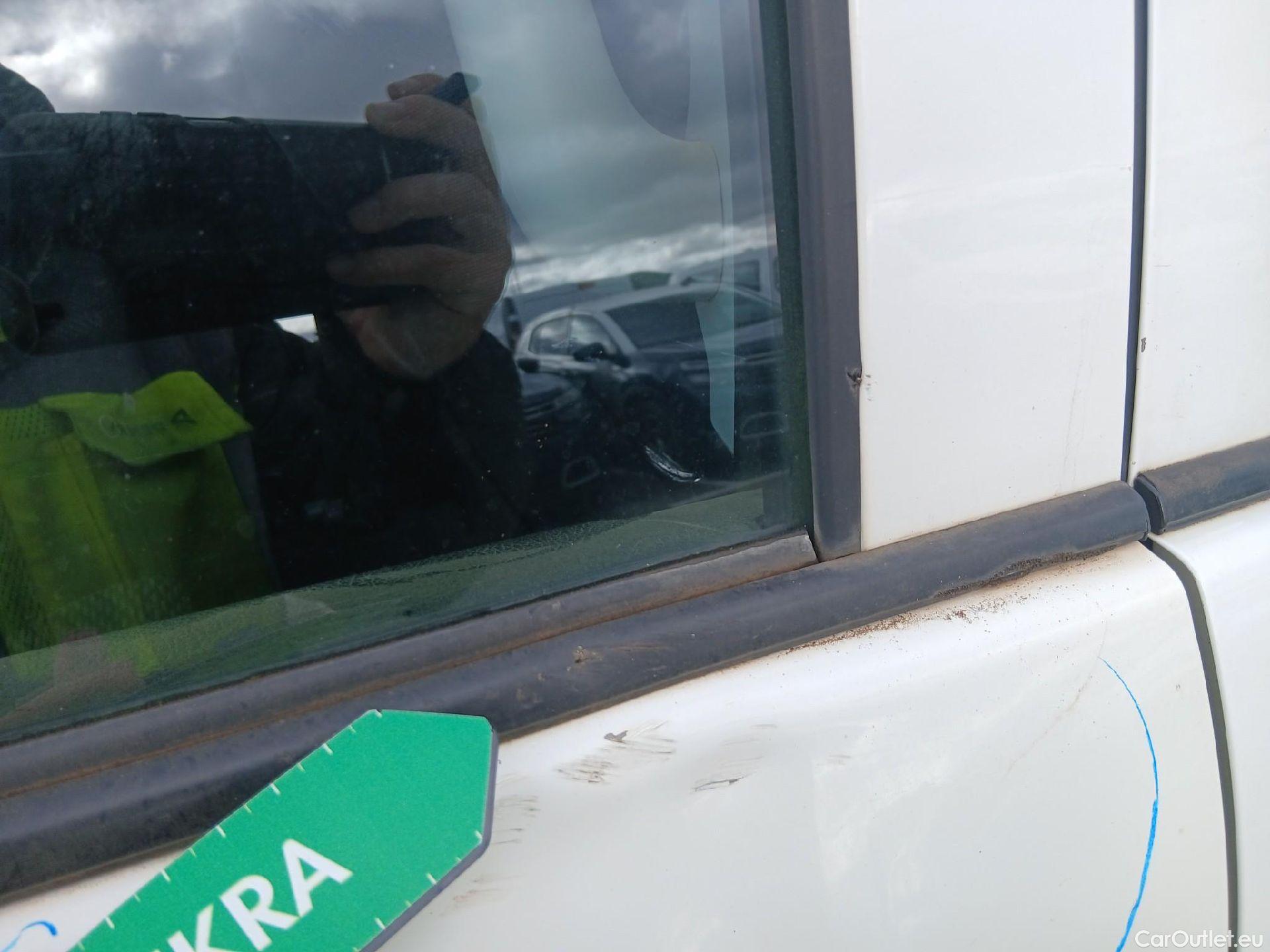  Toyota  Hilux TOYOTA  / 2016 / 4P / pickup 2.4 D-4D Cabina Doble GX #32