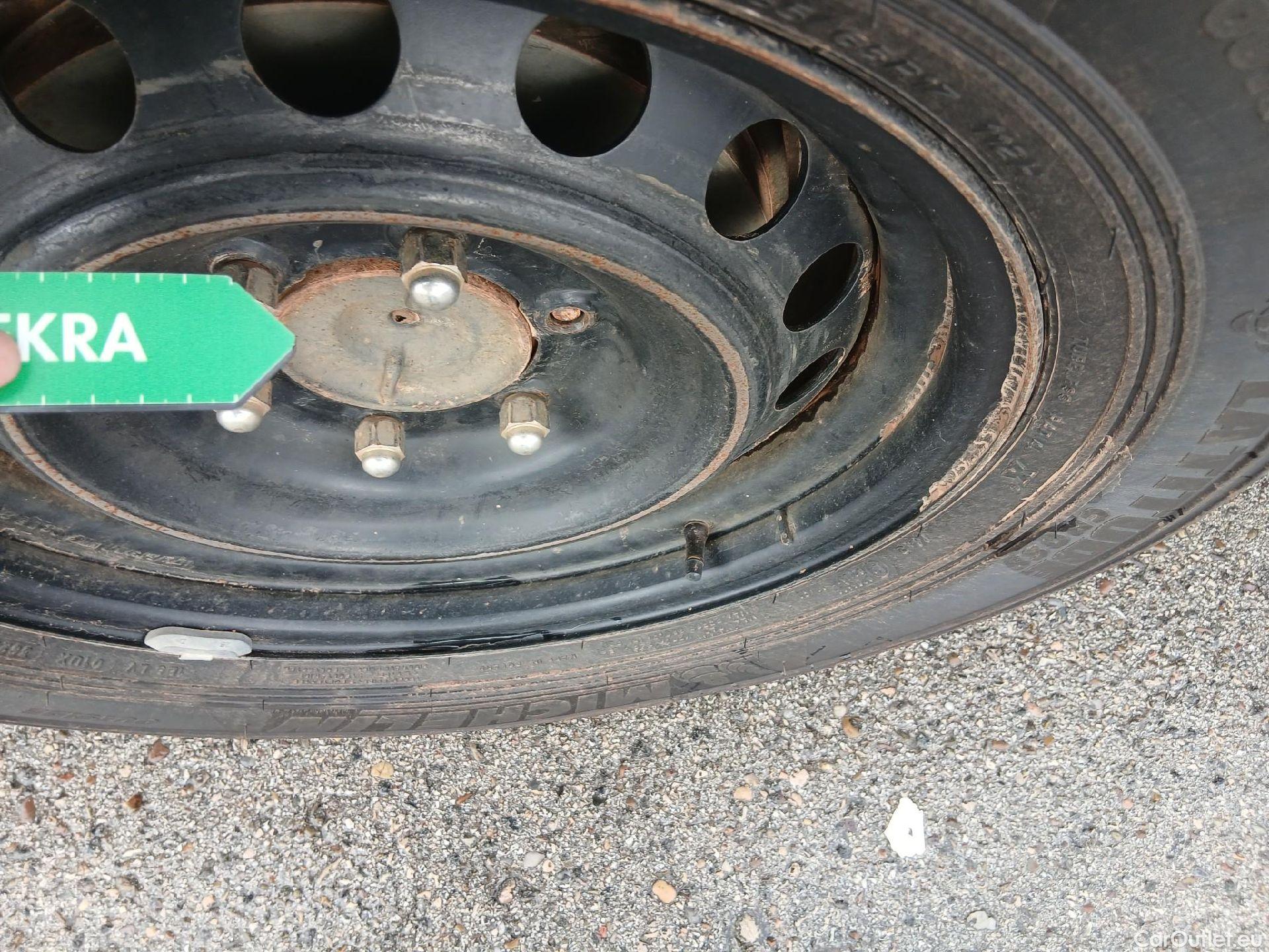  Toyota  Hilux TOYOTA  / 2016 / 4P / pickup 2.4 D-4D Cabina Doble GX #9