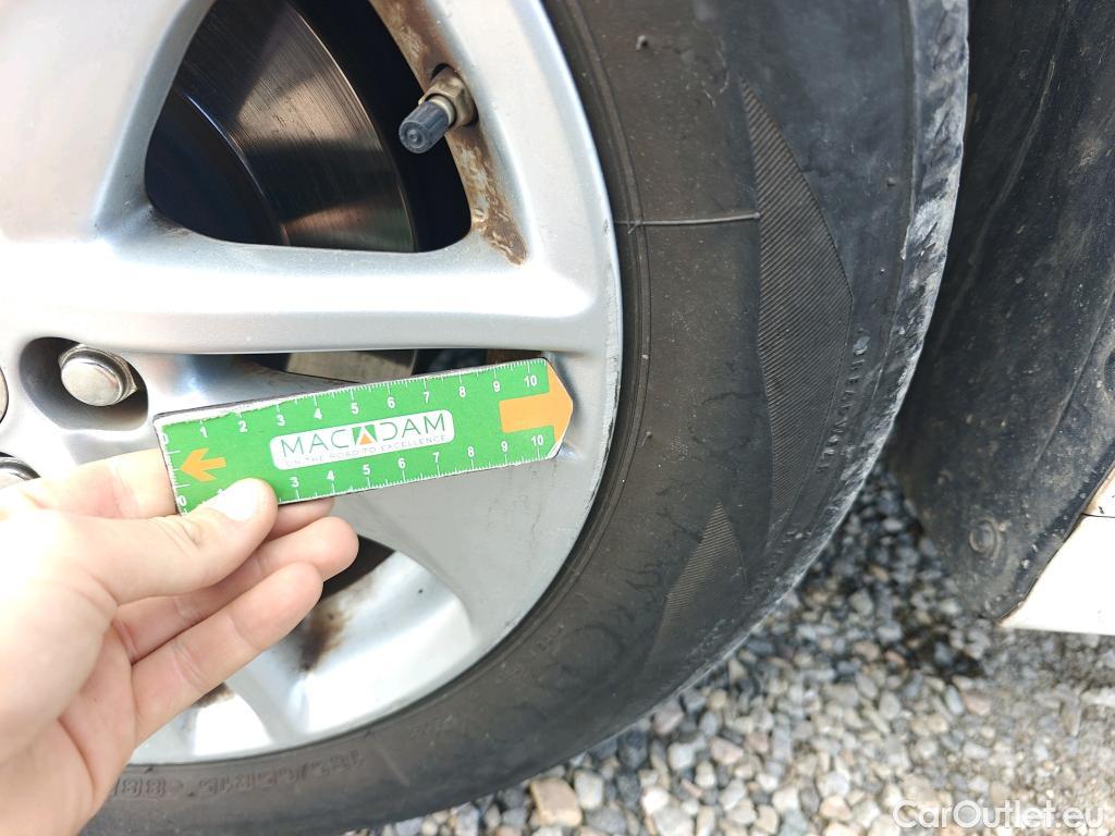  Toyota  Yaris TOYOTA  / 2020 / 5P / berlina con portón 1.5 120H Active Tech #28