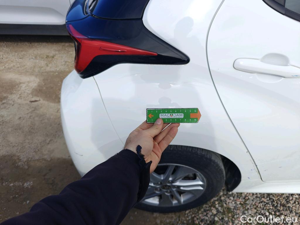  Toyota  Yaris TOYOTA  / 2020 / 5P / berlina con portón 1.5 120H Active Tech #42