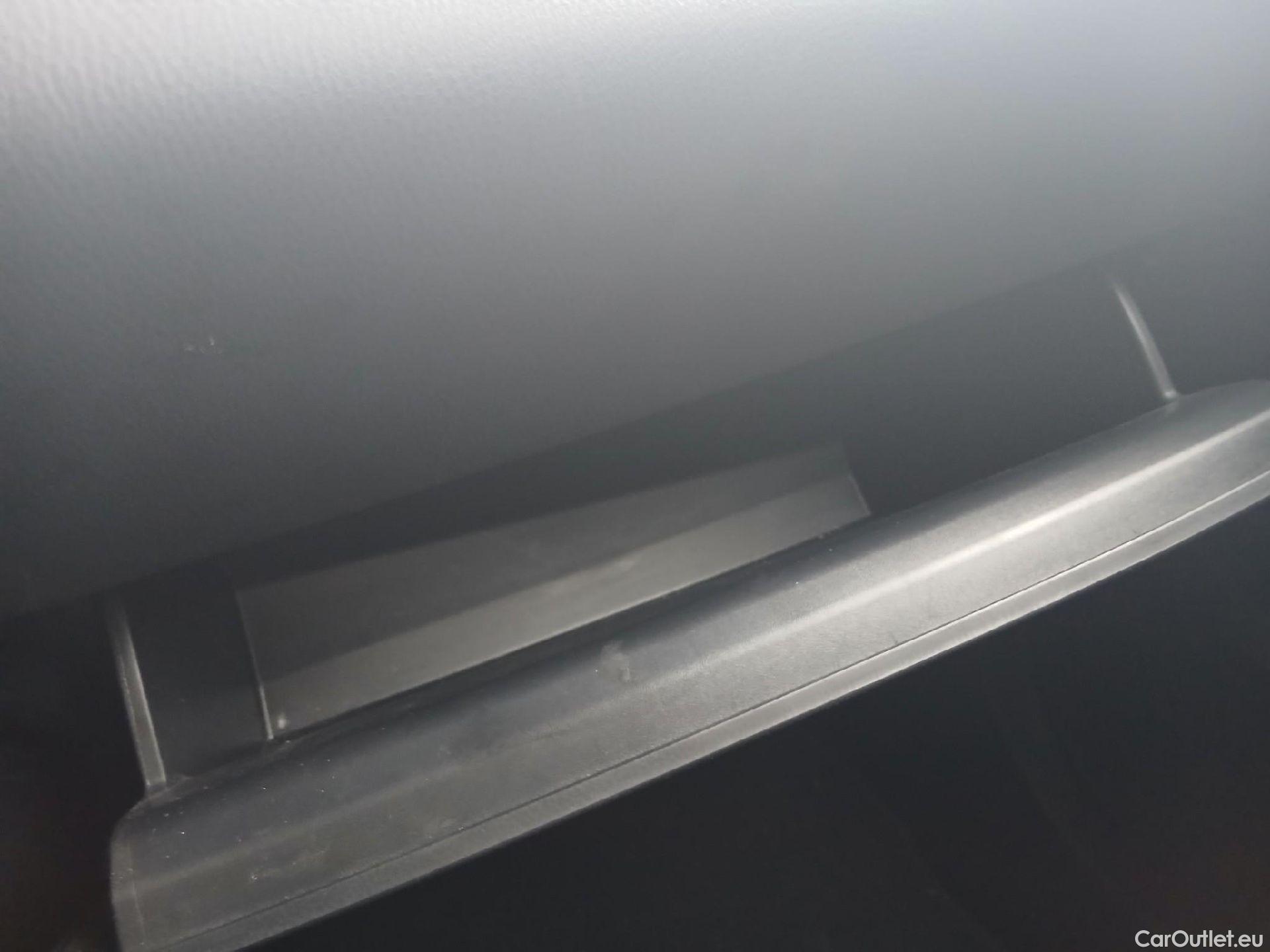  Toyota  C-HR TOYOTA  / 2019 / 5P / todoterreno 1.8 125H Active #3