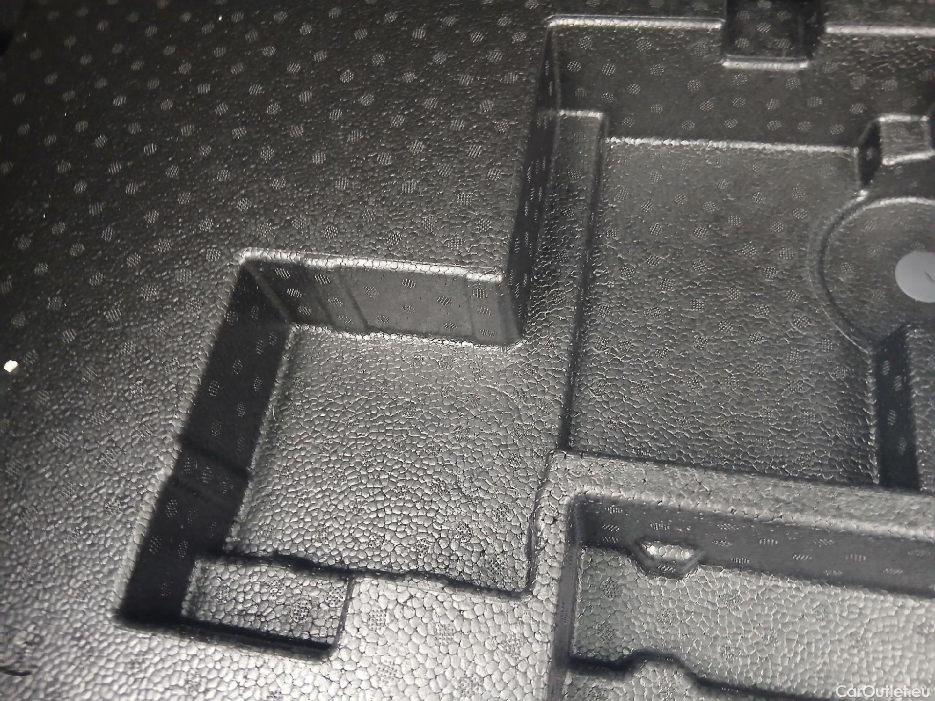  Toyota  C-HR TOYOTA  / 2019 / 5P / todoterreno 1.8 125H Active #2