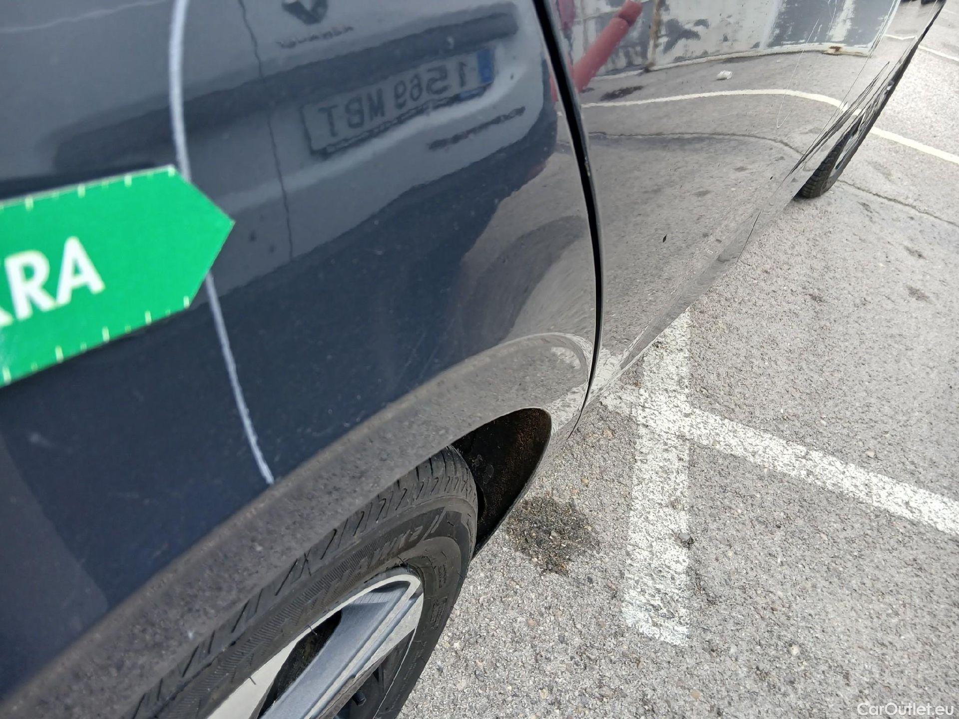  Hyundai  i20 HYUNDAI  / 2020 / 5P / berlina con portón 1.2 MPI SLX #27