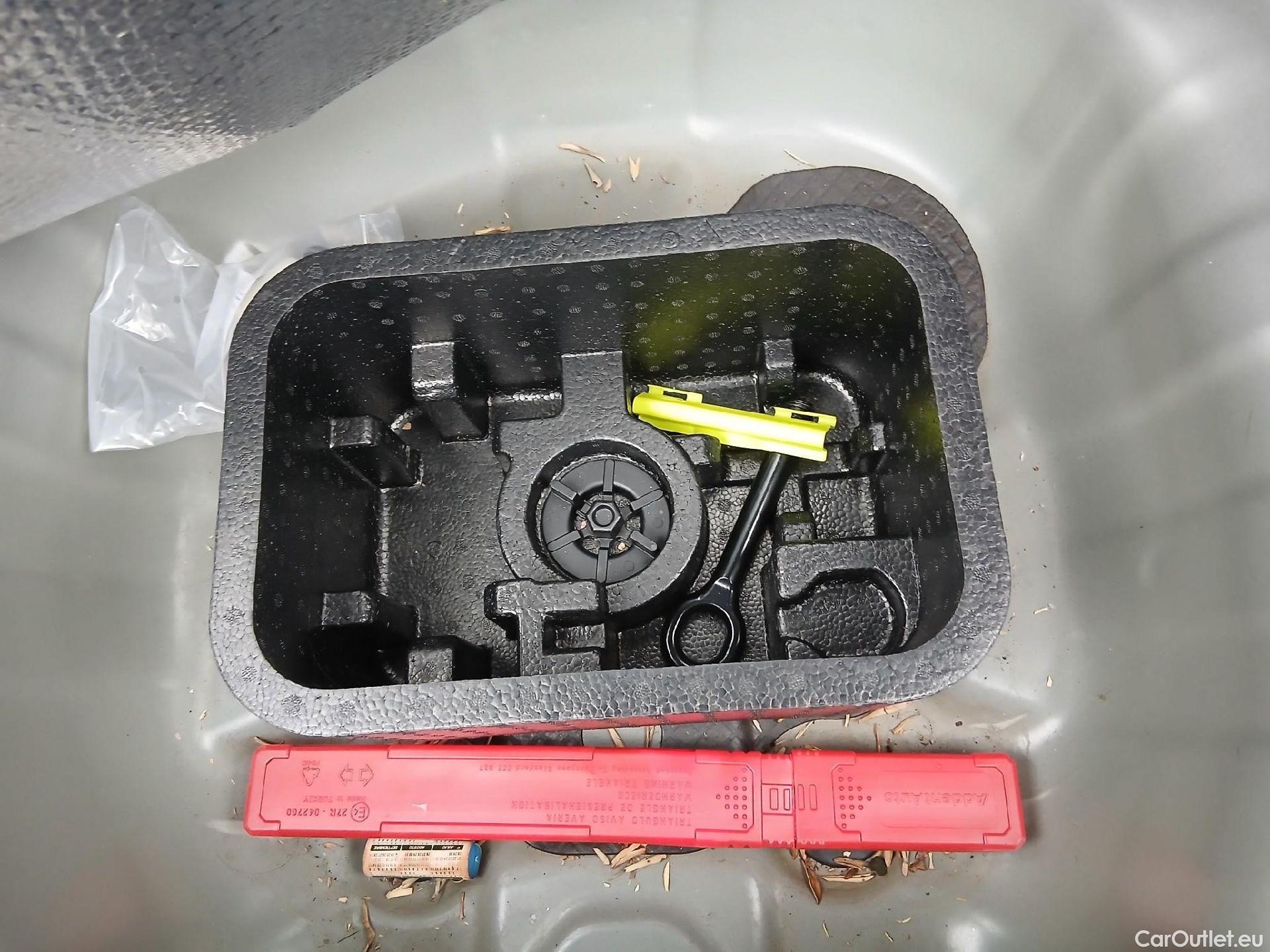  Hyundai  i20 HYUNDAI  / 2020 / 5P / berlina con portón 1.2 MPI SLX #2