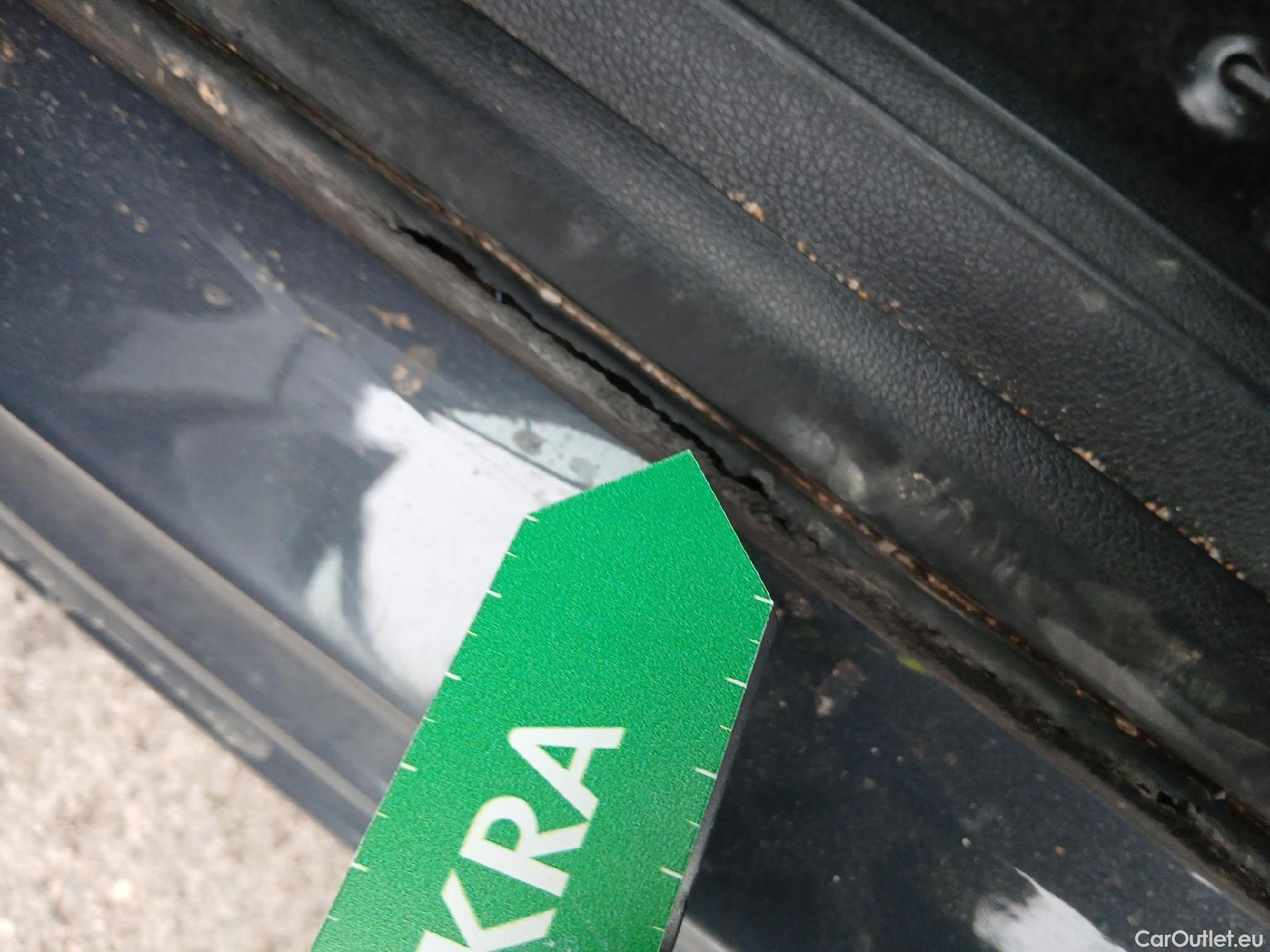  Hyundai  i20 HYUNDAI  / 2020 / 5P / berlina con portón 1.2 MPI SLX #17