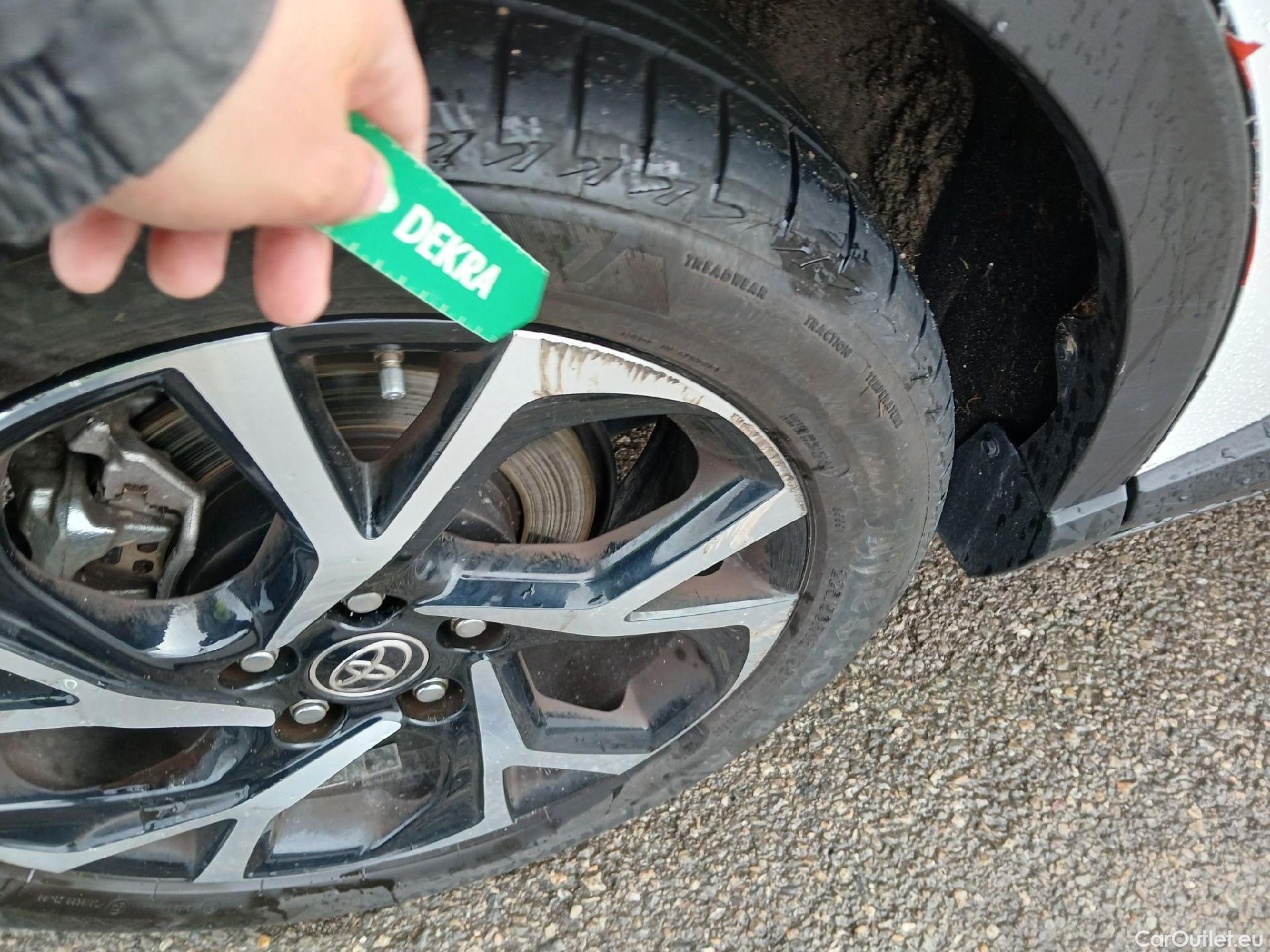  Toyota  C-HR TOYOTA  / 2019 / 5P / todoterreno 2.0 180H Advance #40