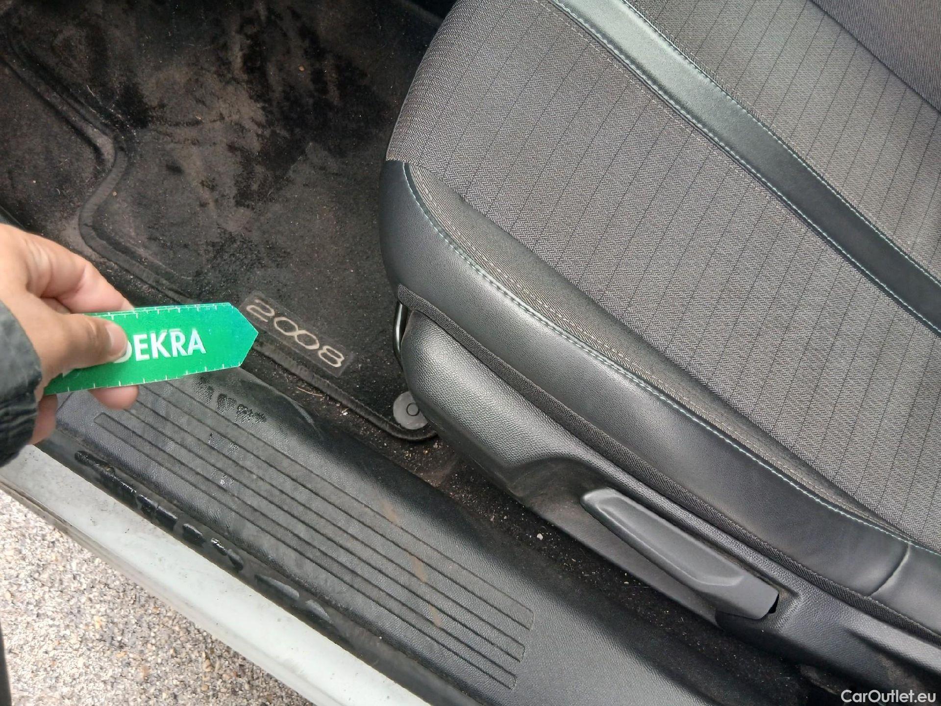  Peugeot  2008 PEUGEOT  / 2019 / 5P / todoterreno Allure BlueHDI 81kW (110CV) #3